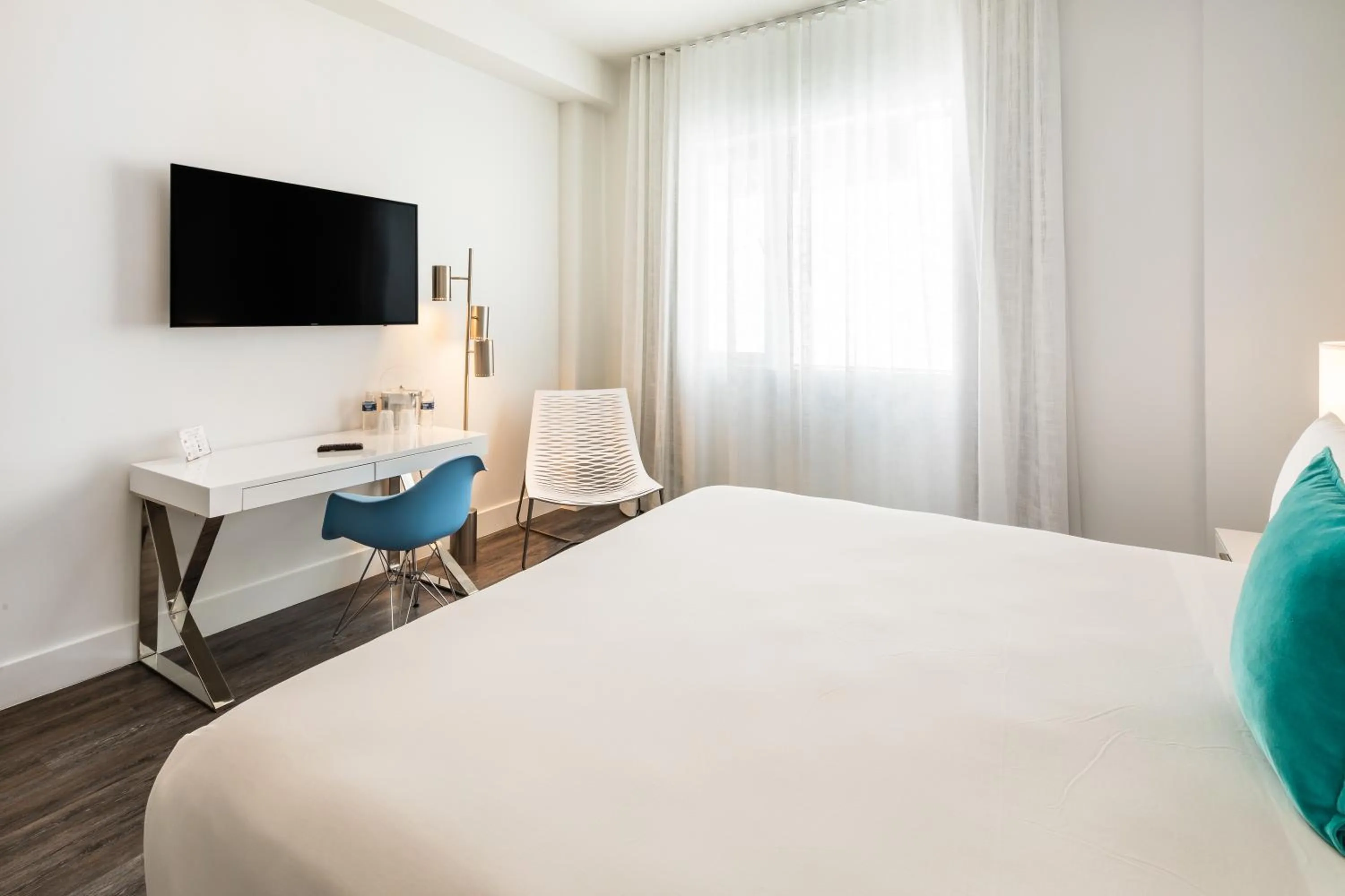 Communal lounge/ TV room, Bed in President Hotel Villa