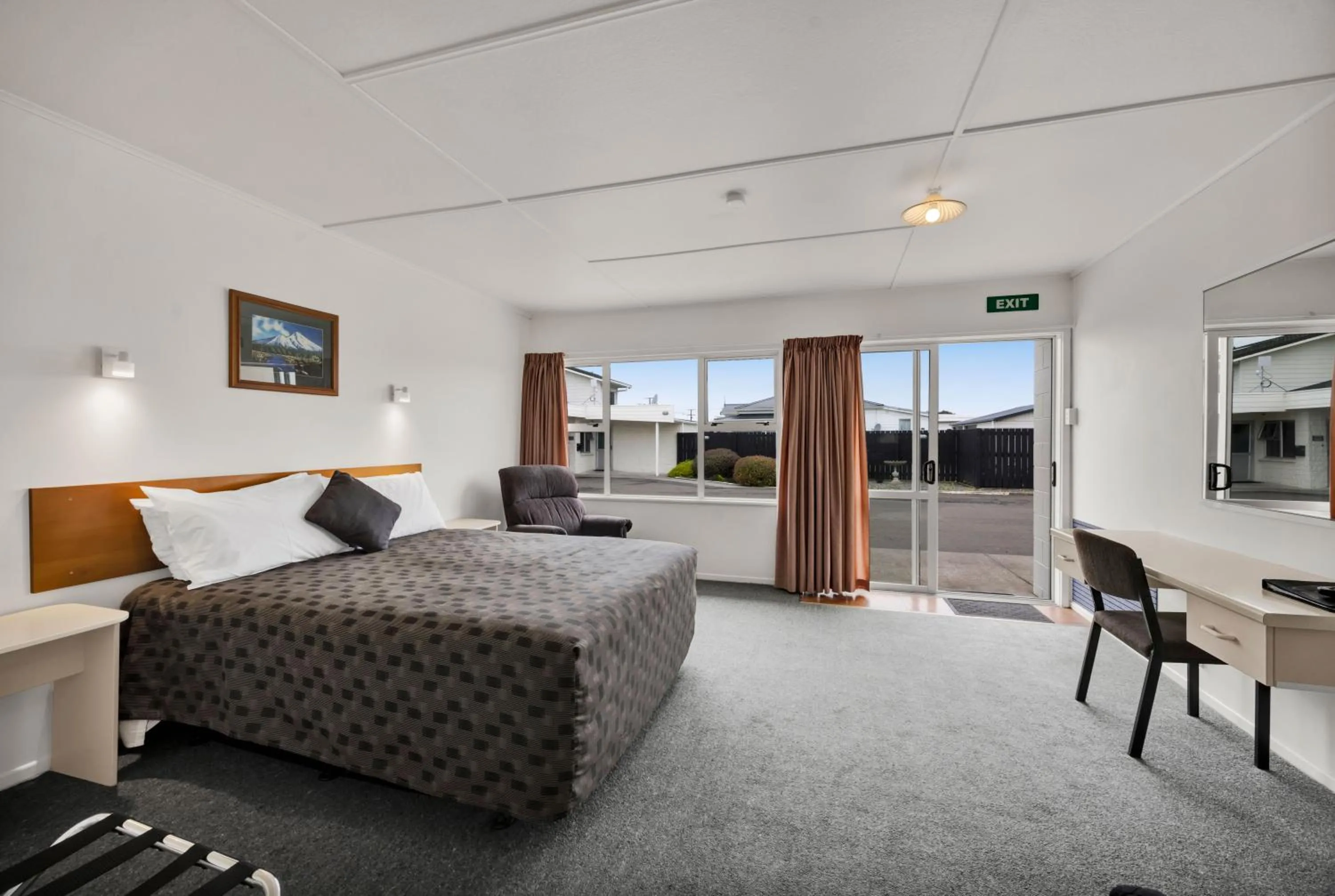 Photo of the whole room, Bed in Avon Motel