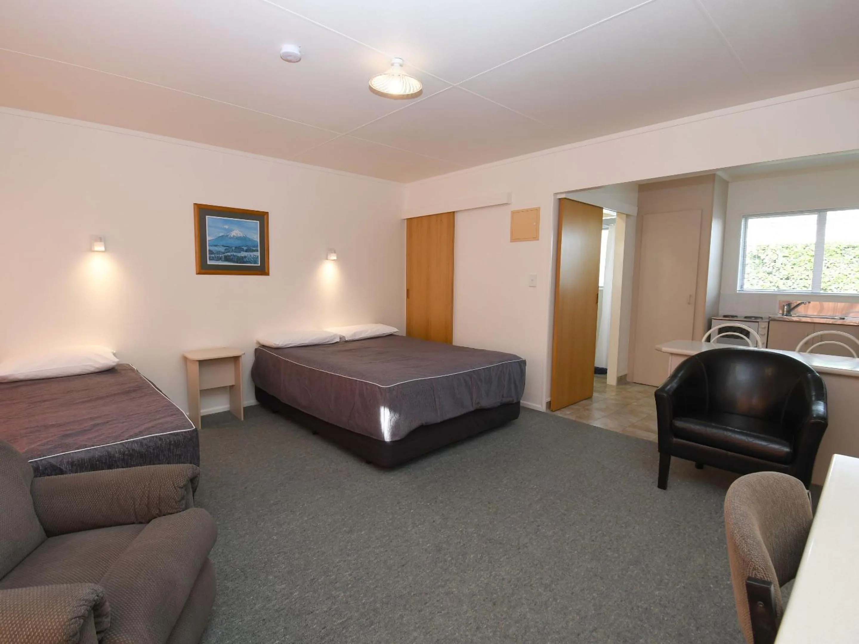 Photo of the whole room, Bed in Avon Motel