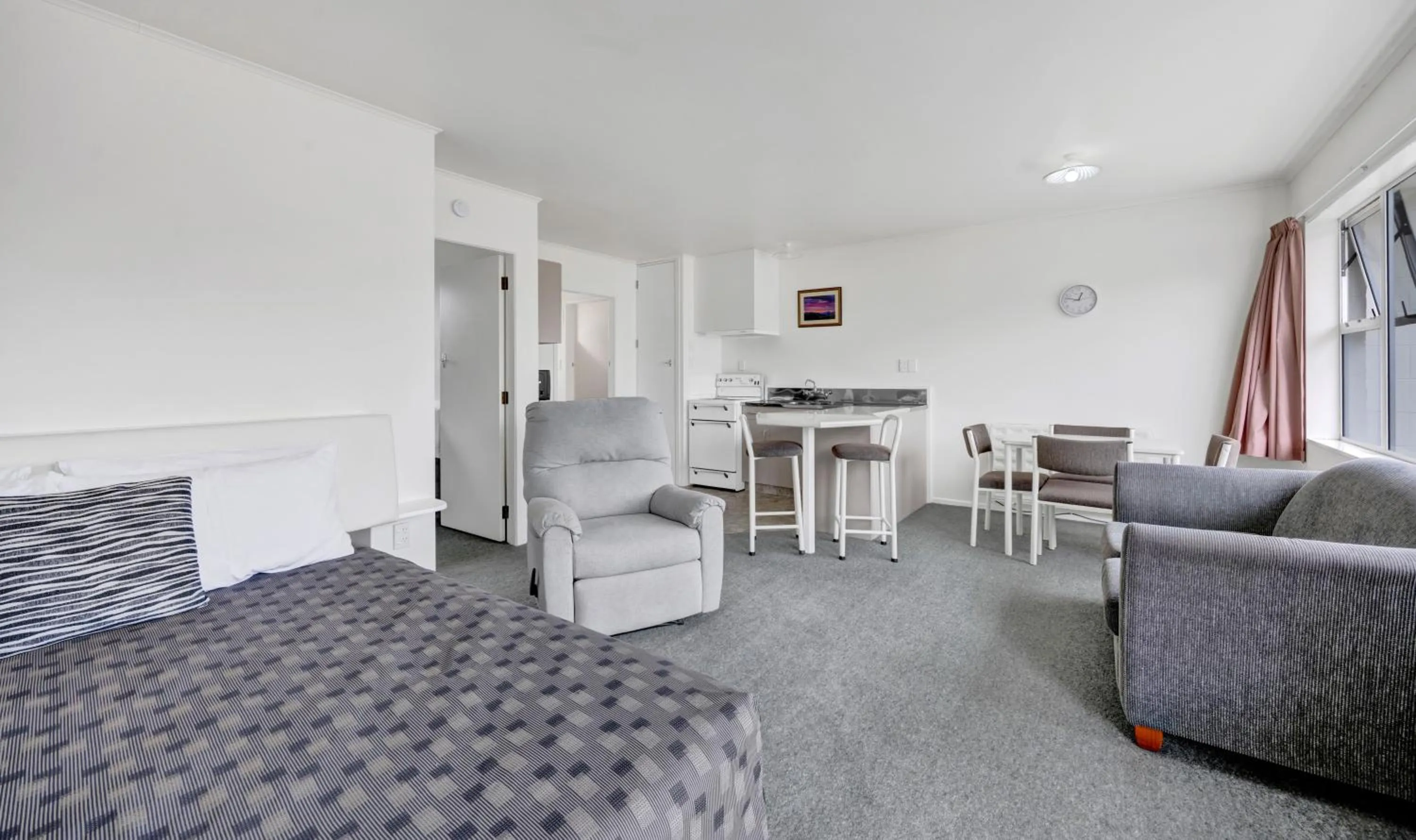 Photo of the whole room in Avon Motel