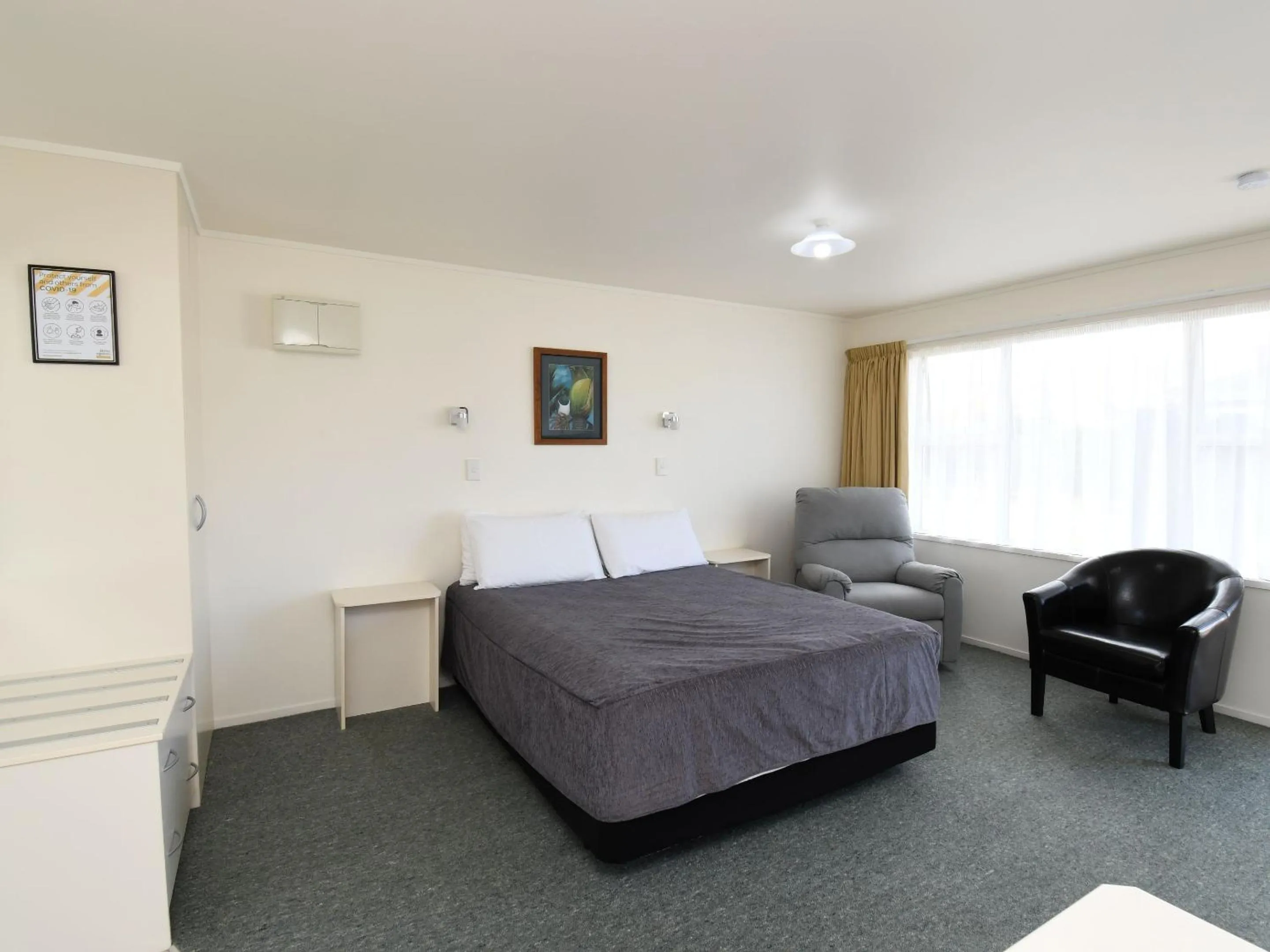 Photo of the whole room, Bed in Avon Motel