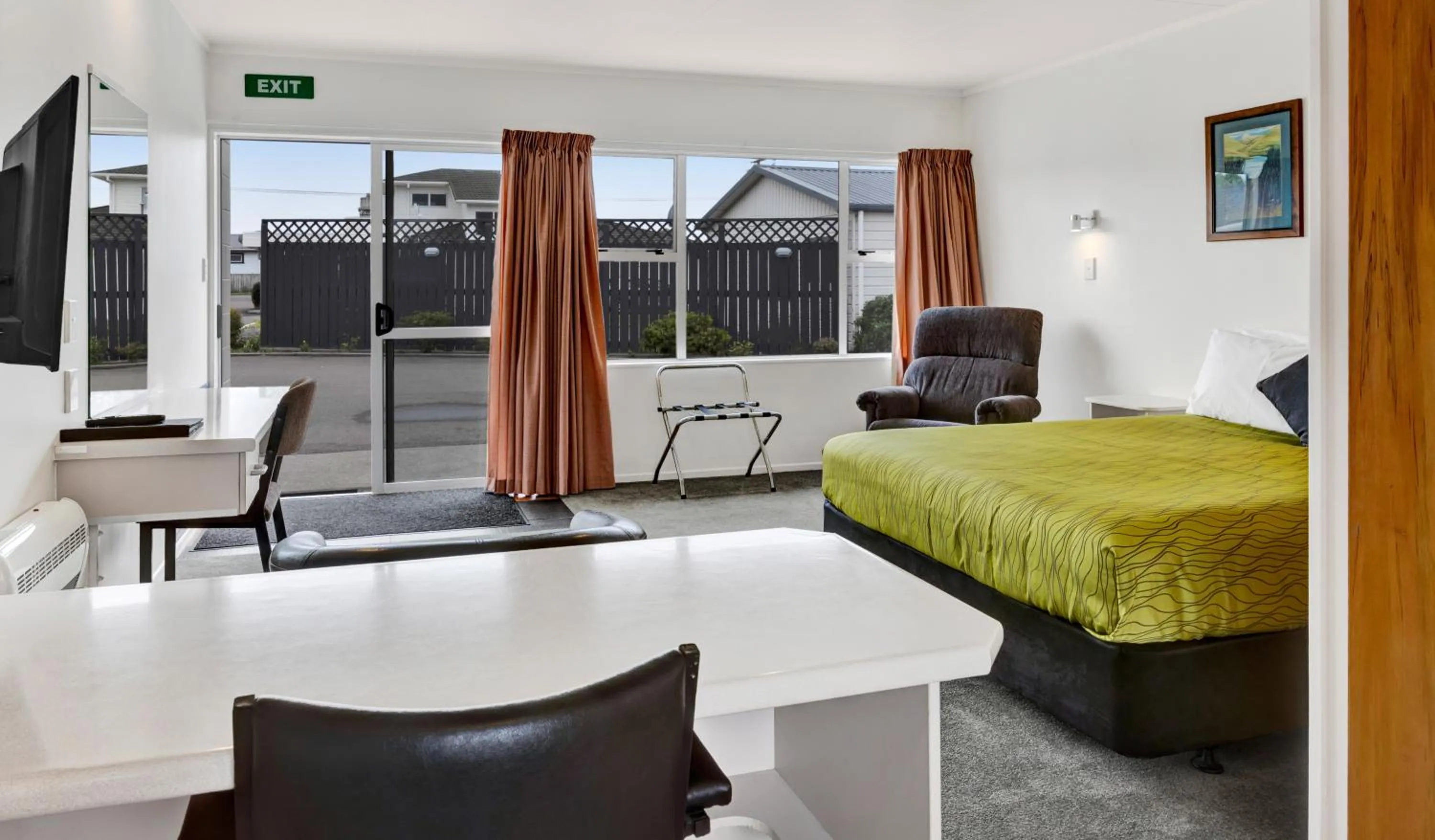 Photo of the whole room, Bed in Avon Motel