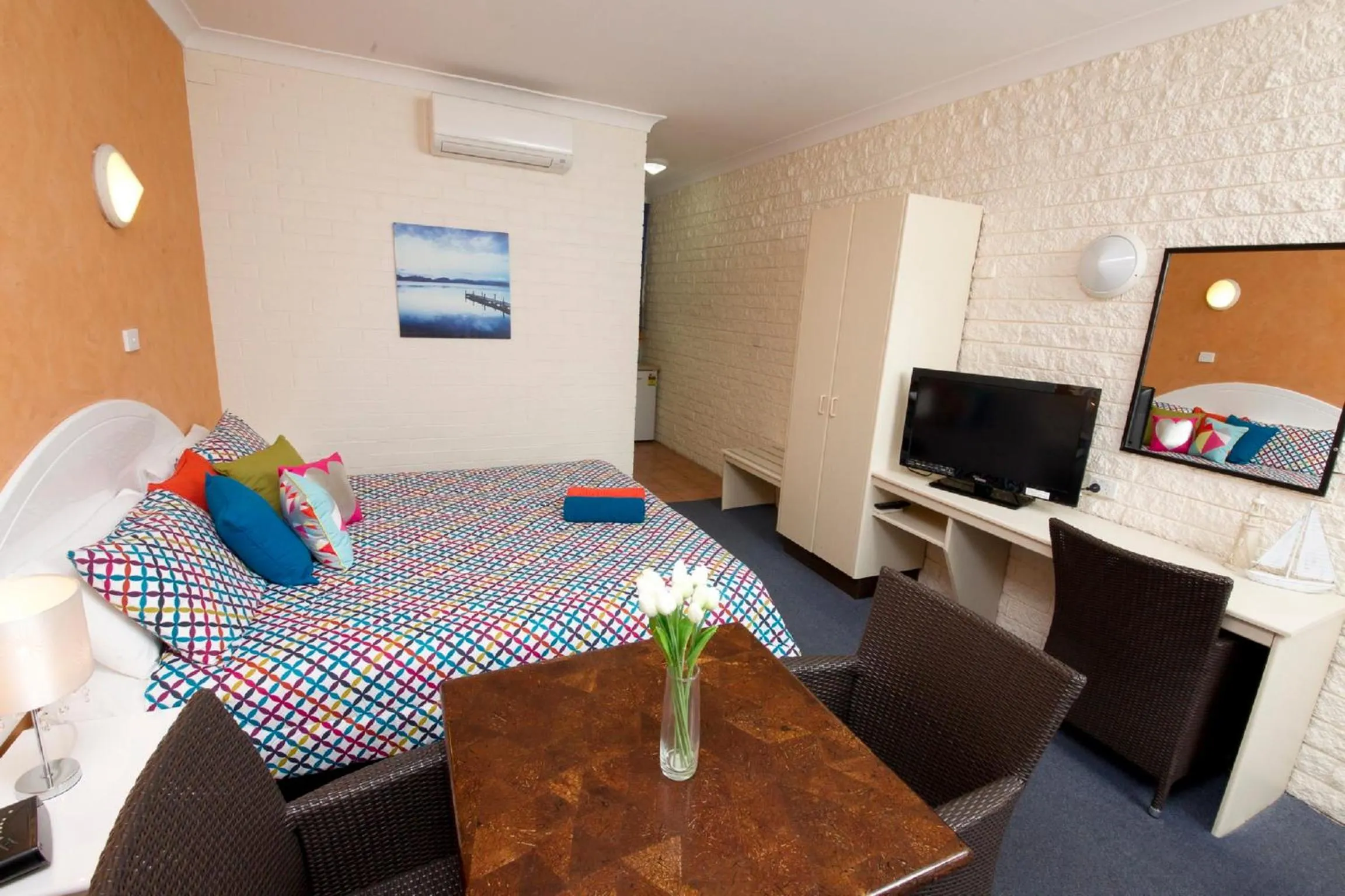 Living room, Bed in Tuncurry Beach Motel