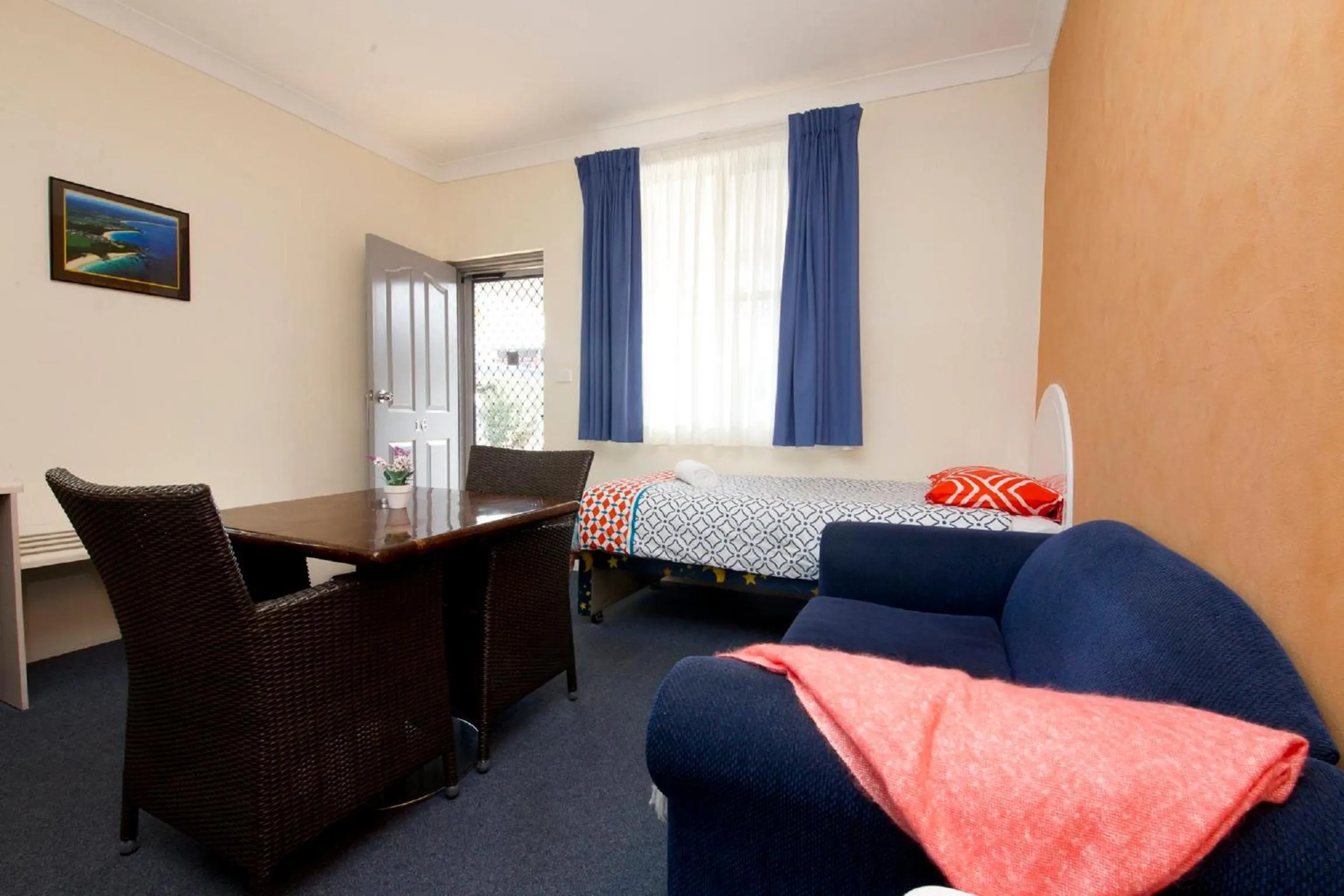 Living room, Bed in Tuncurry Beach Motel