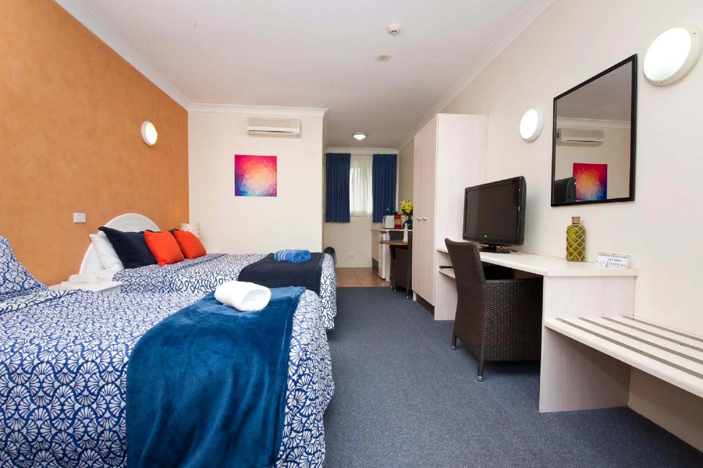 Living room, Bed in Tuncurry Beach Motel