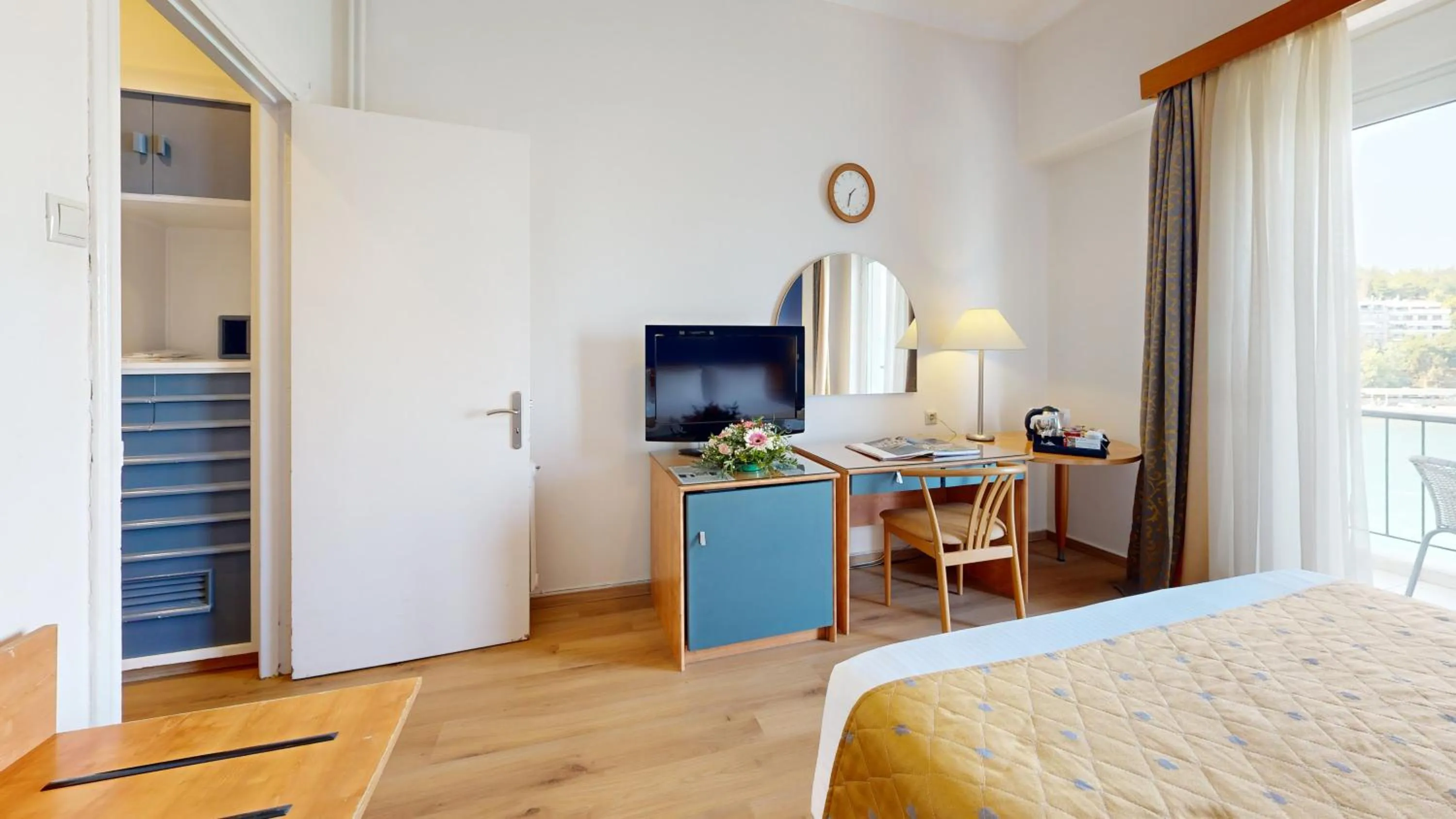 Bedroom, Bed in Lucy Hotel