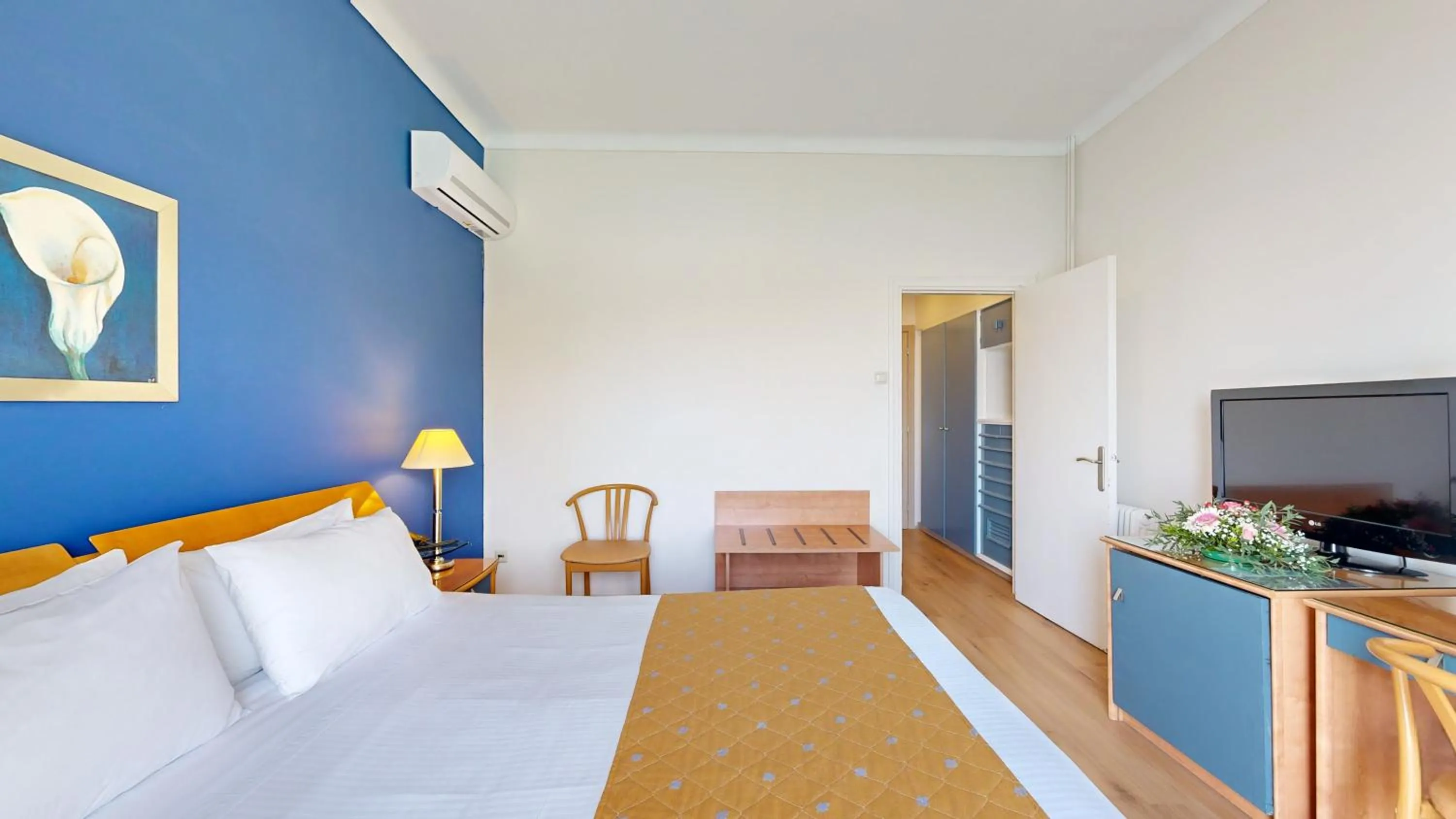 Bedroom, Bed in Lucy Hotel