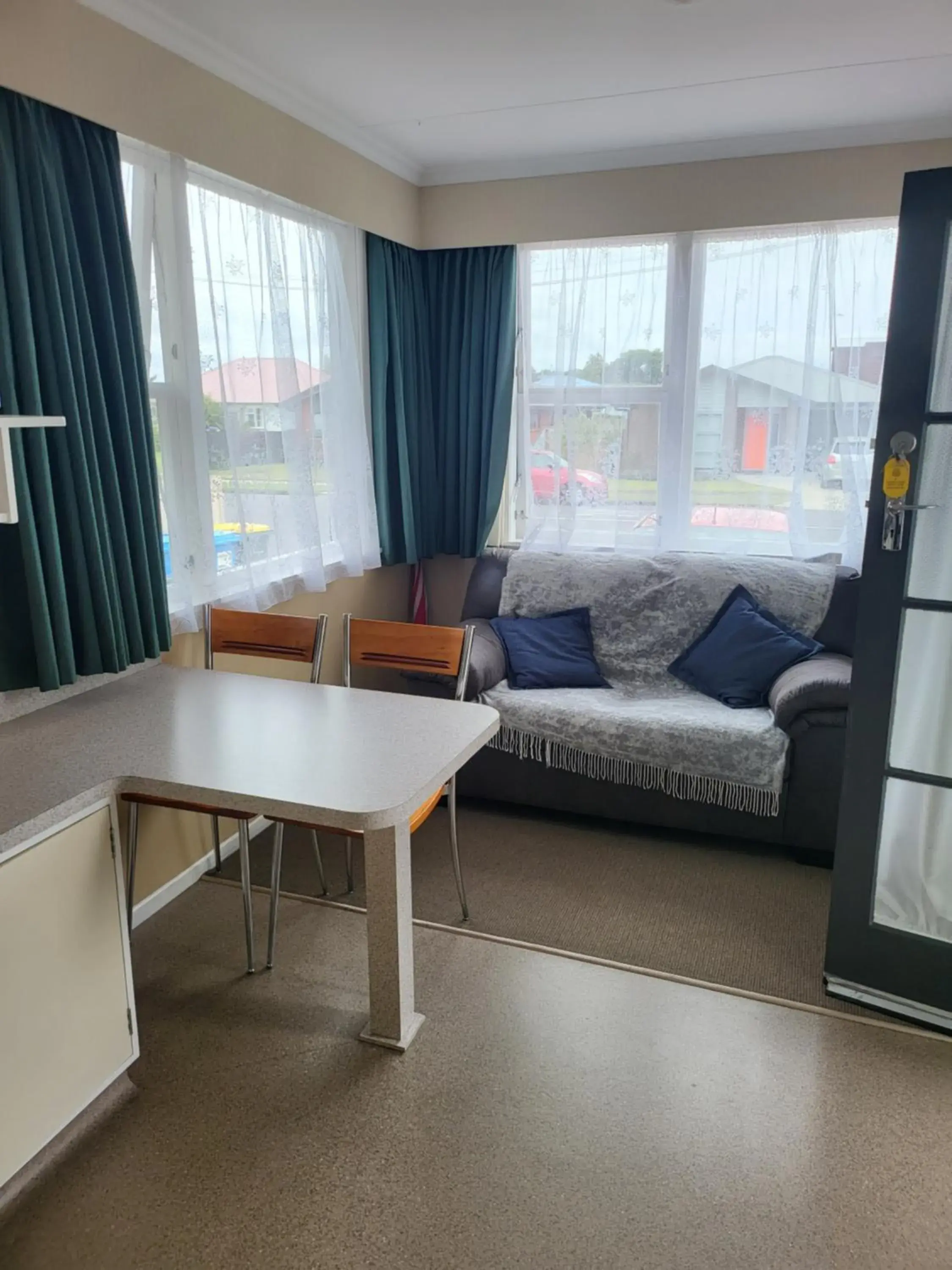Seating area, Bed in Totara Lodge Motel Seating area, Bed in Totara Lodge Motel