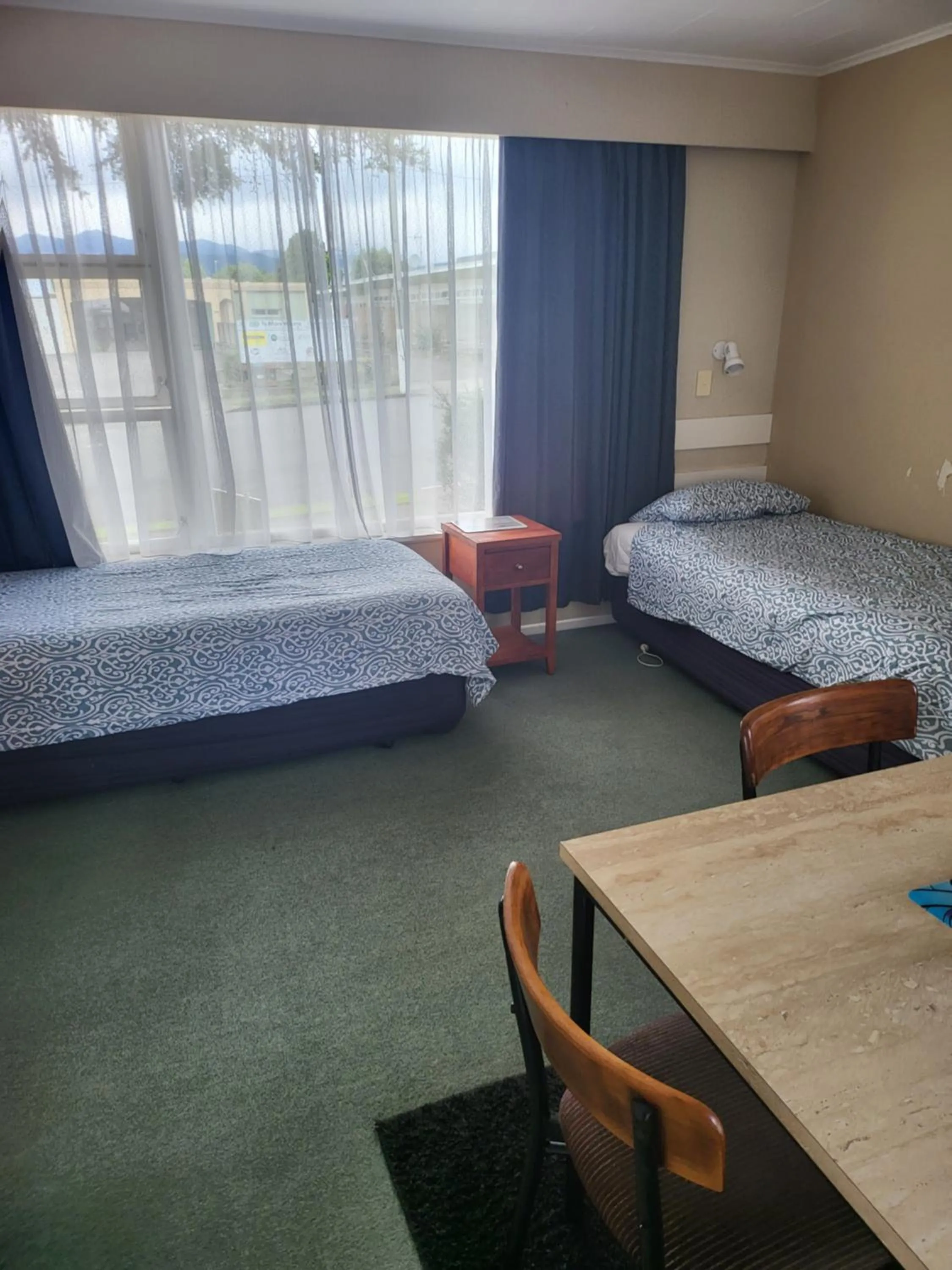 Living room, Bed in Totara Lodge Motel