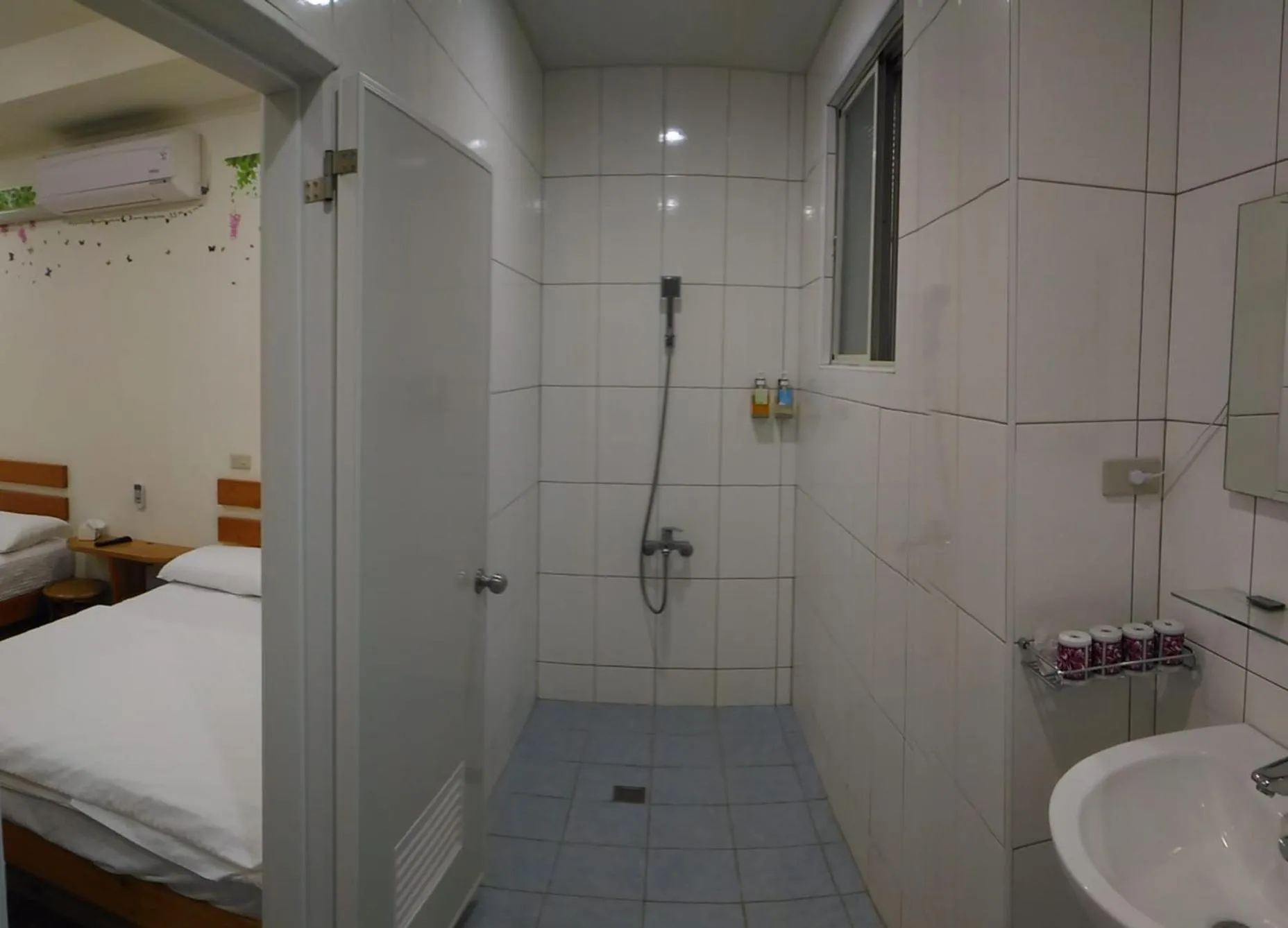 Bathroom, Bed in Wooden Man Homestay
