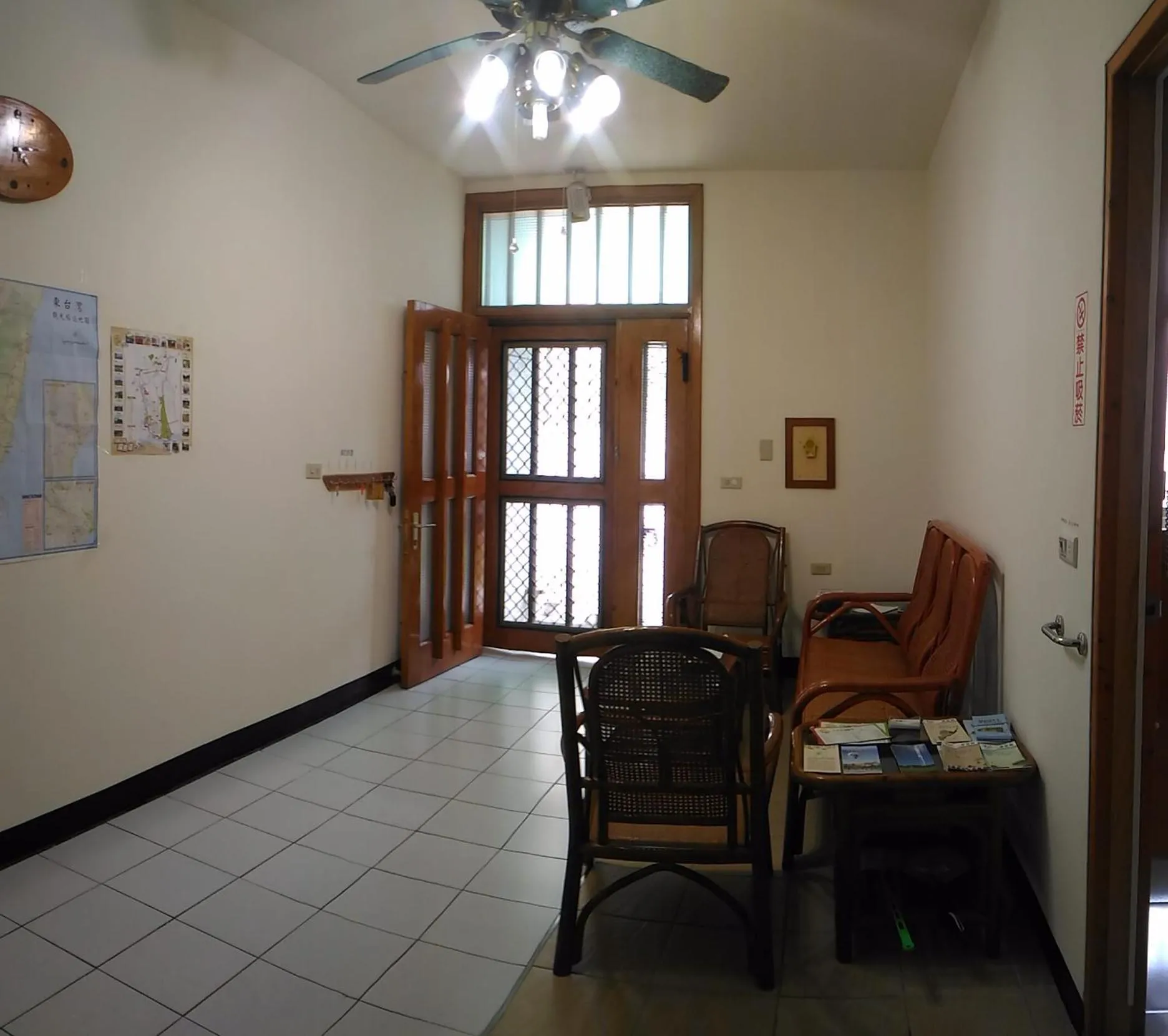 Communal lounge/ TV room in Wooden Man Homestay