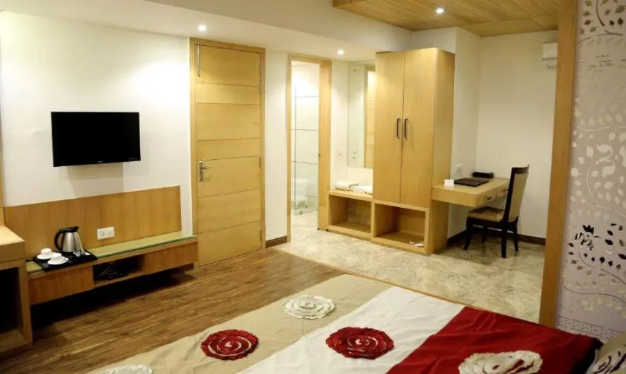 hotel the royal bharti