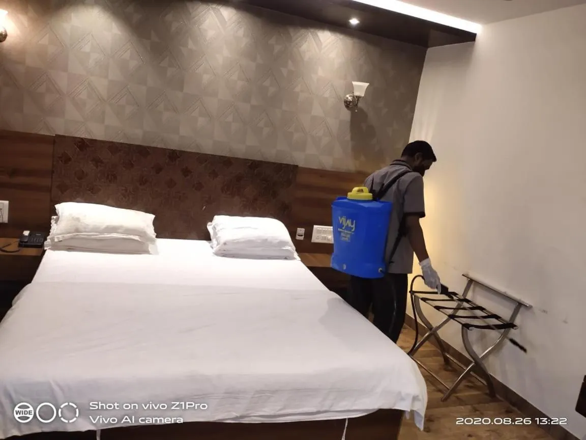 room service, Bed in Hotel Regal Palace