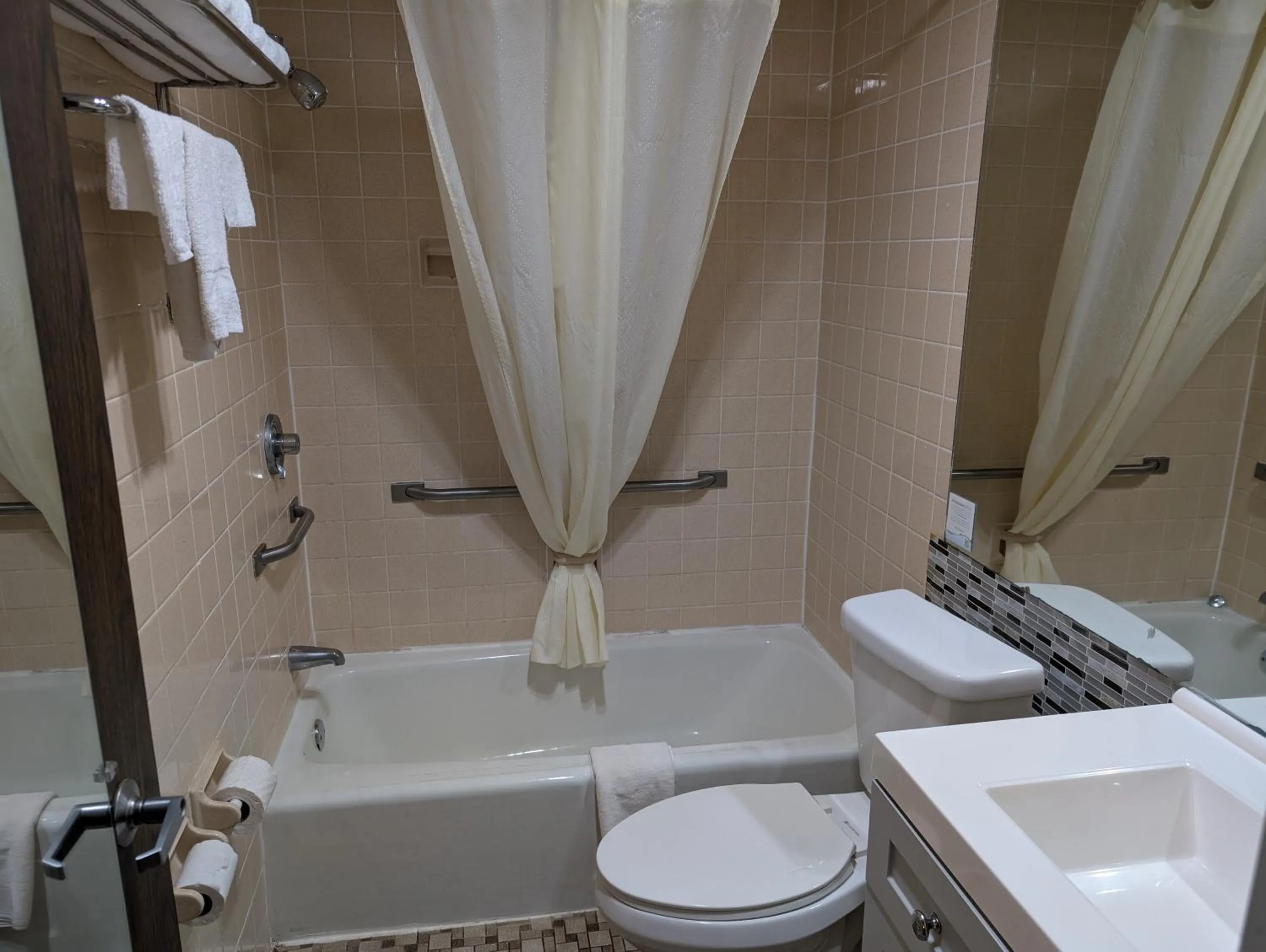 Standard Double Room in Forsythia Inn & Suites