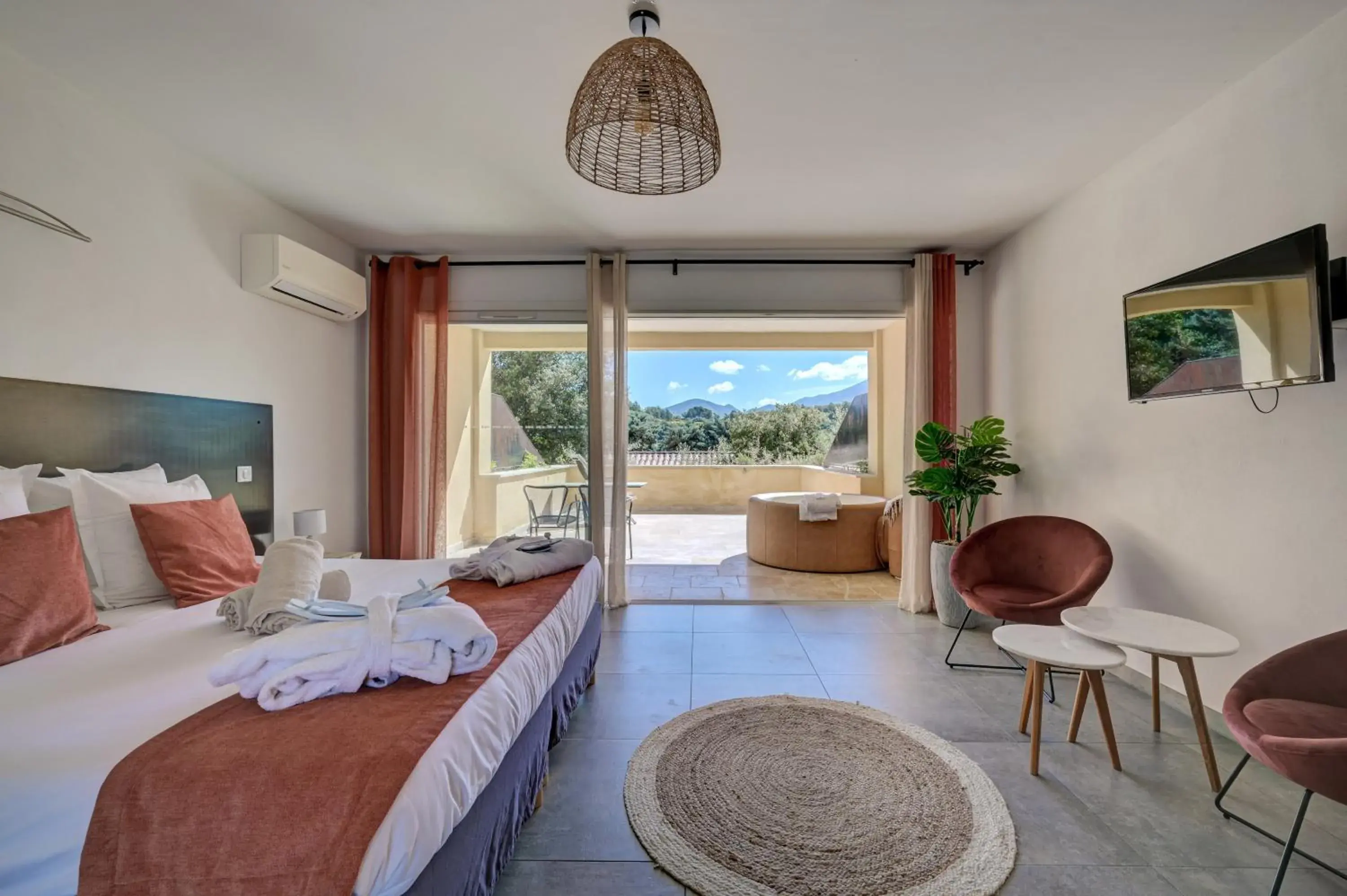 Deluxe Suite with Hot Tub in Clos Saint-Michel Resort & Spa Deluxe Suite with Hot Tub in Clos Saint-Michel Resort & Spa