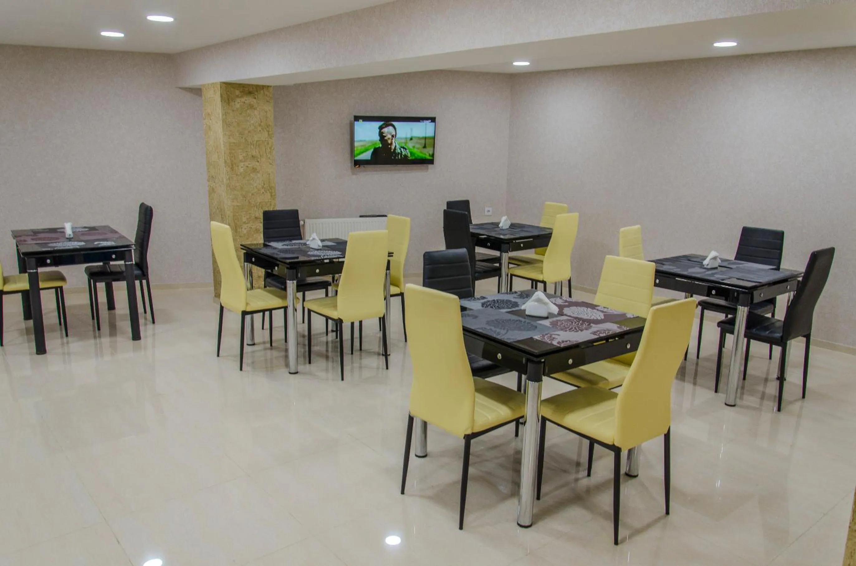 Restaurant/places to eat in Hotel Voyager