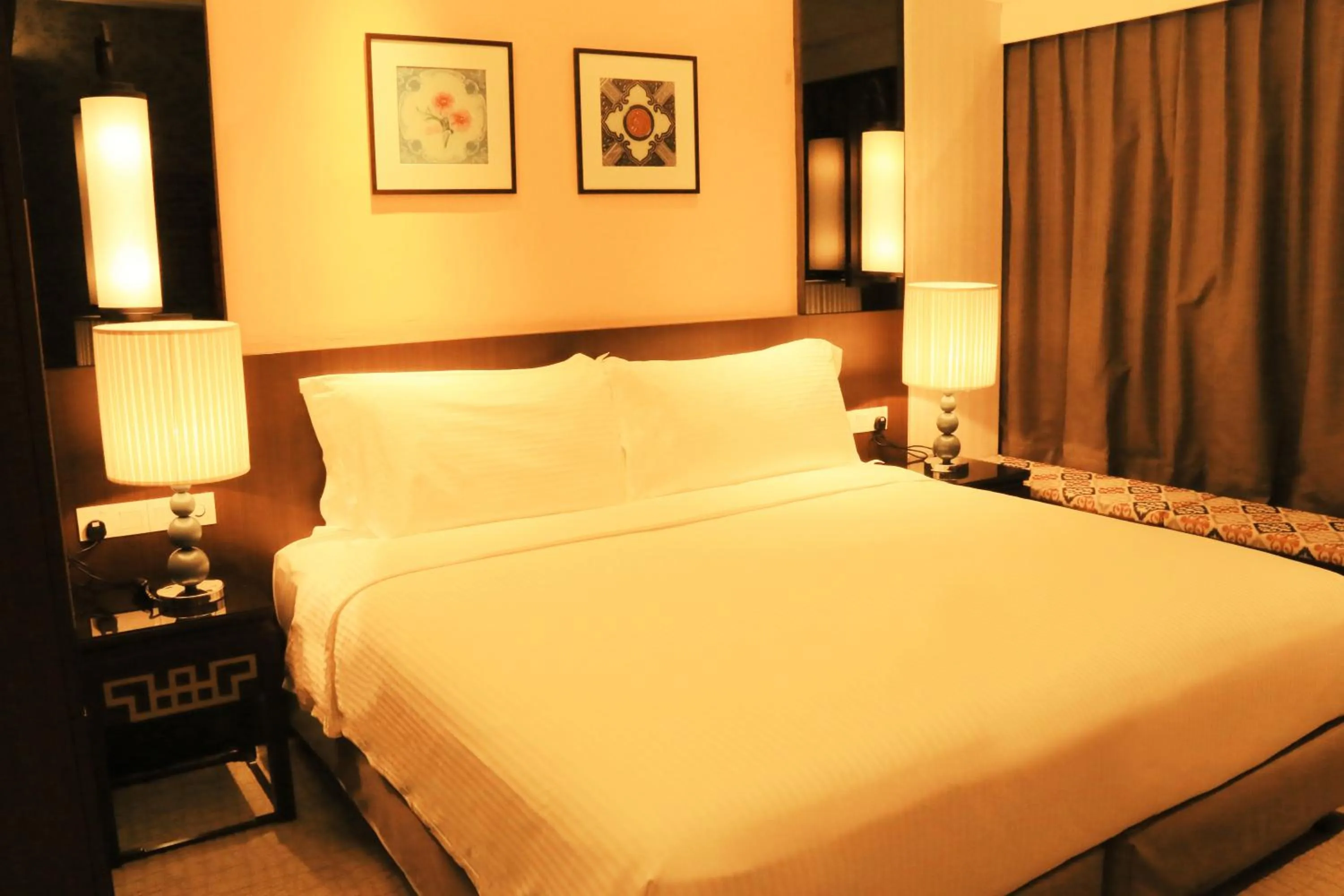 Shower, Bed in Estadia Hotel