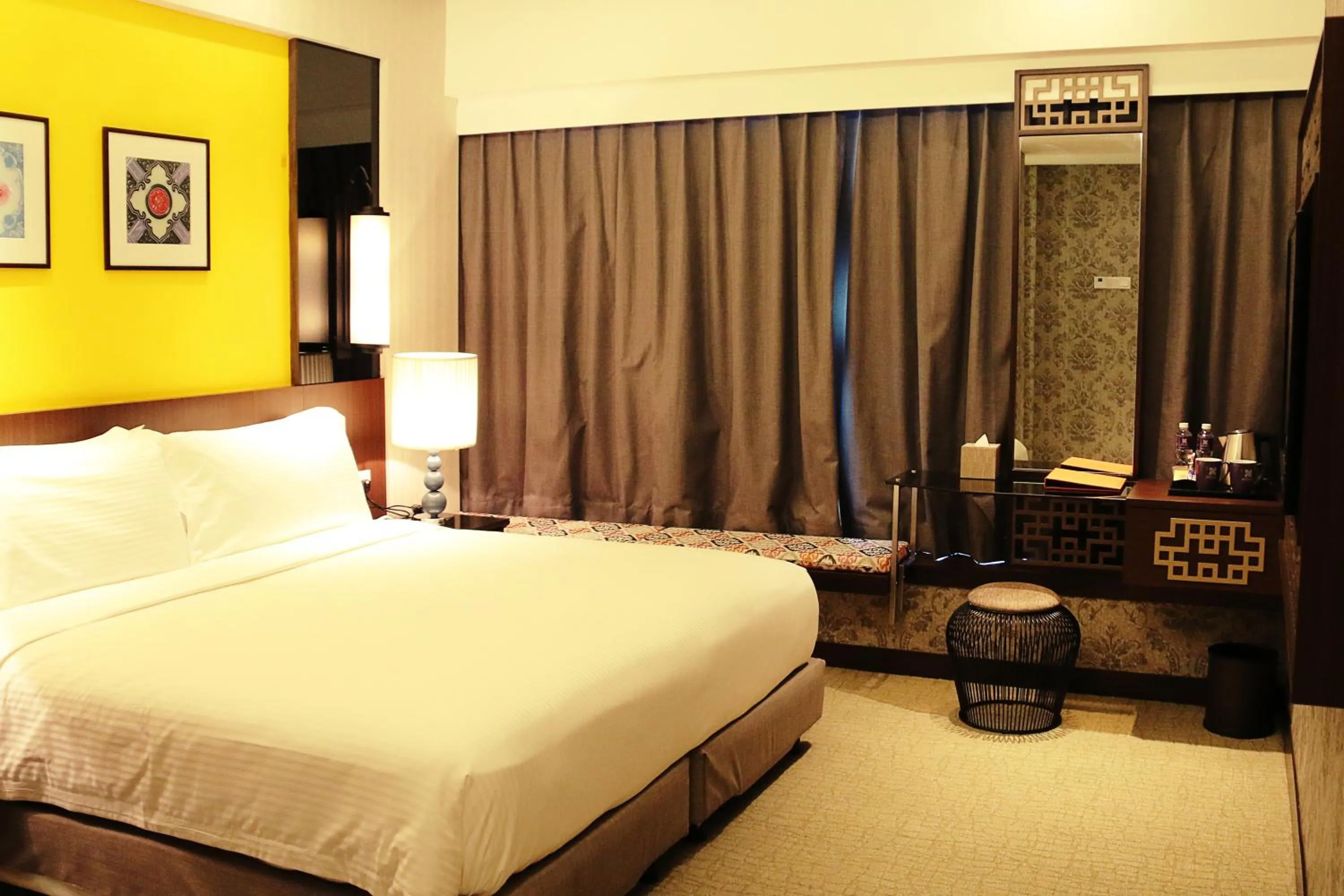 Shower, Bed in Estadia Hotel