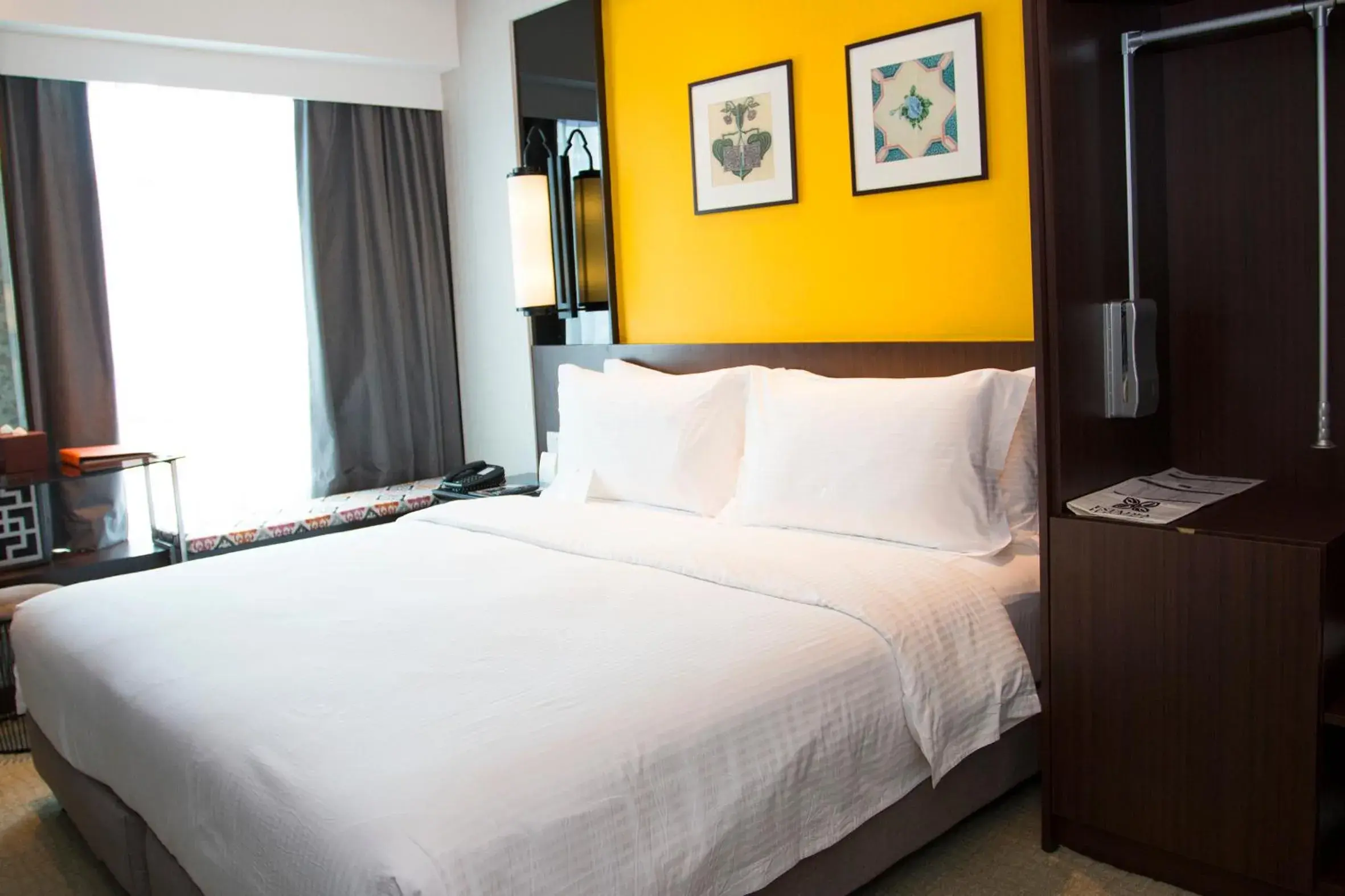 Shower, Bed in Estadia Hotel Shower, Bed in Estadia Hotel