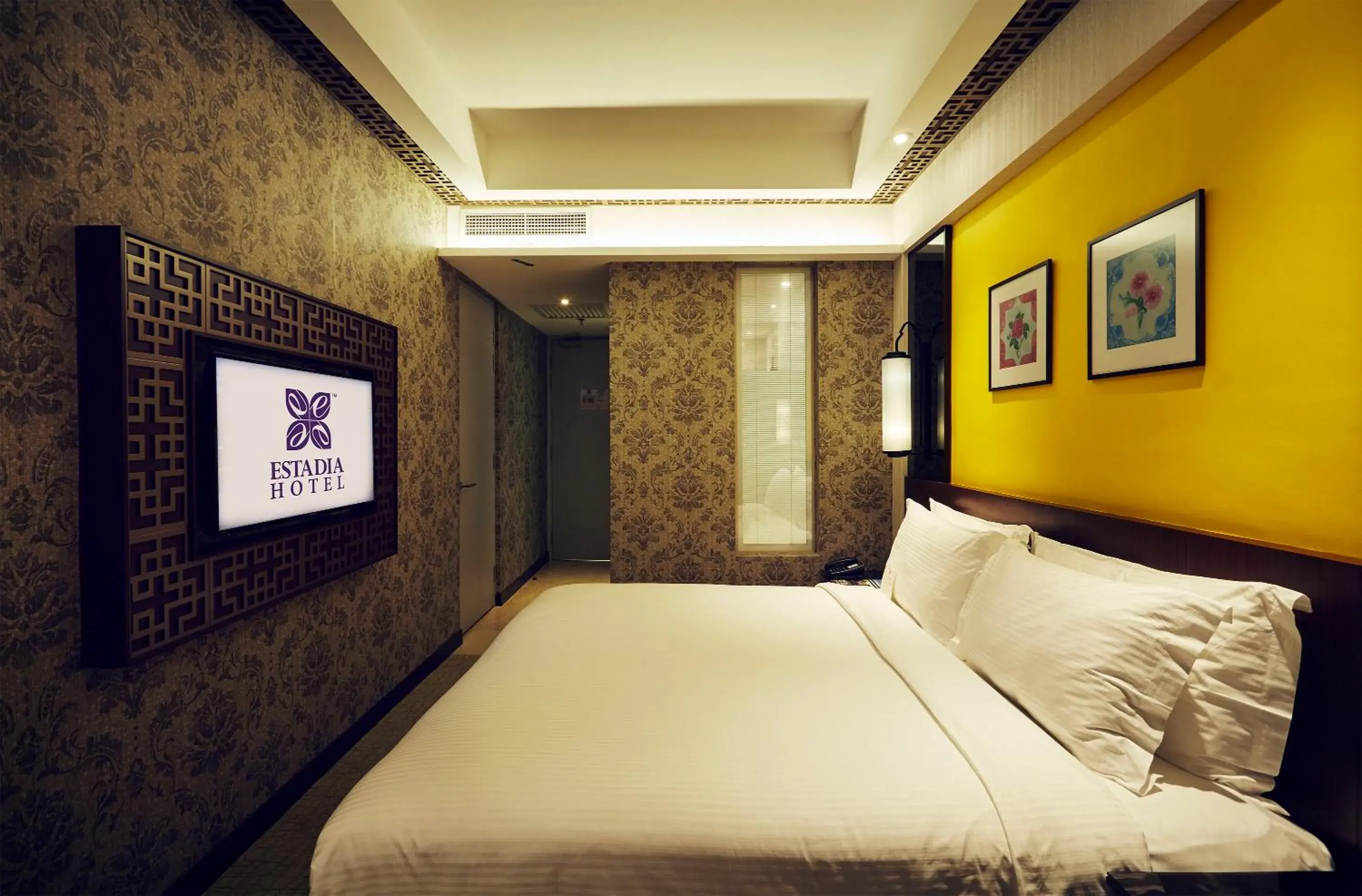 Shower, Bed in Estadia Hotel Shower, Bed in Estadia Hotel