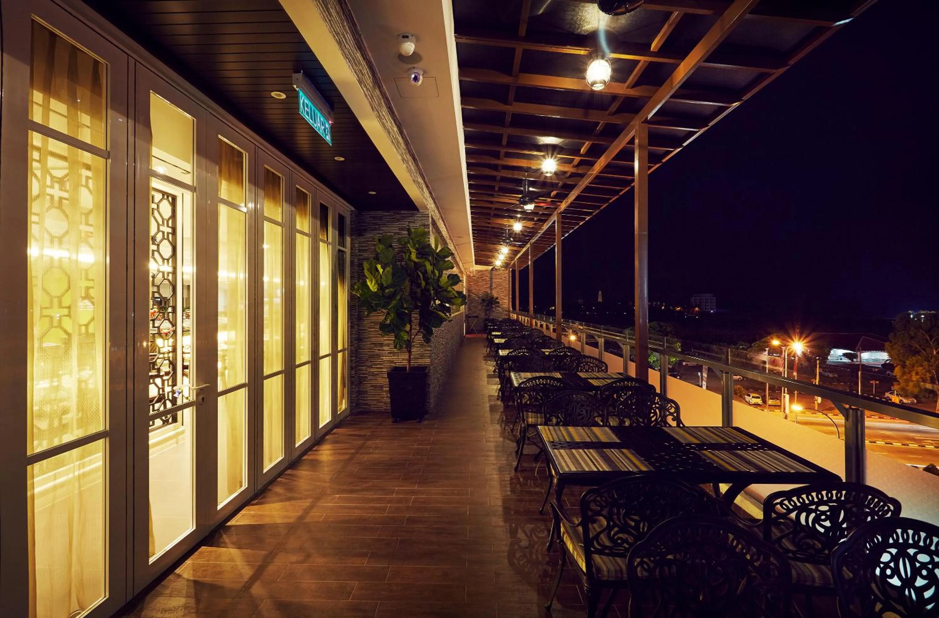 Restaurant/places to eat in Estadia Hotel