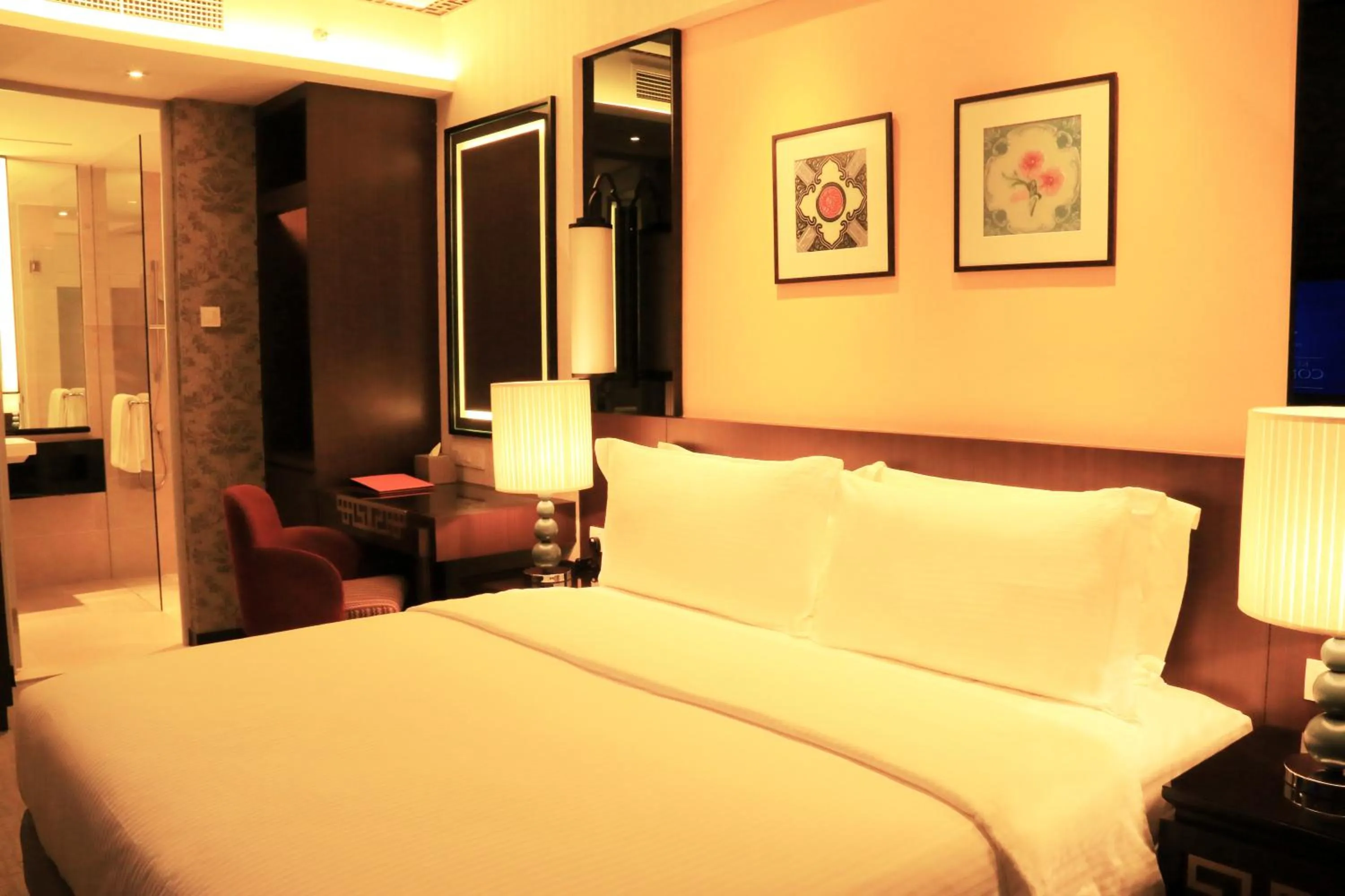 Shower, Bed in Estadia Hotel