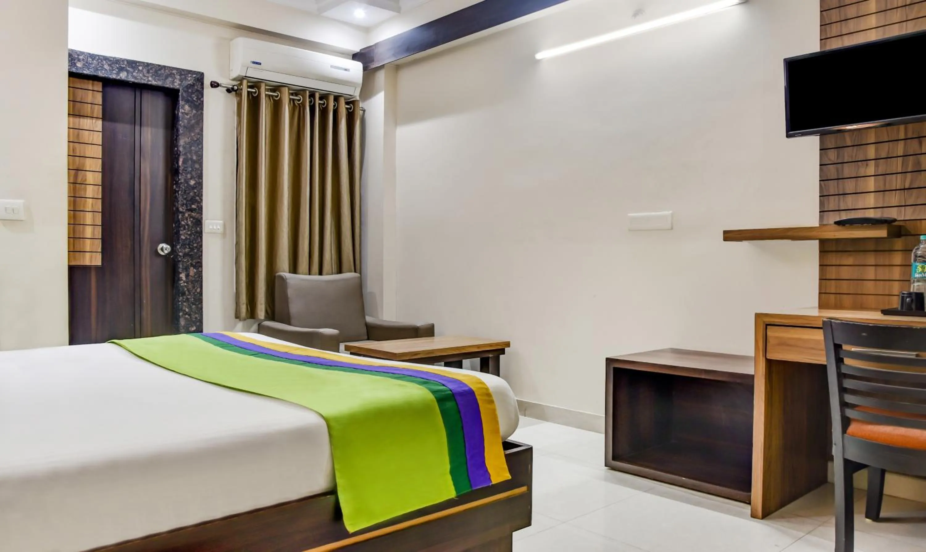Bedroom, Bed in Treebo Royal Sun Palace MP Nagar Zone 2