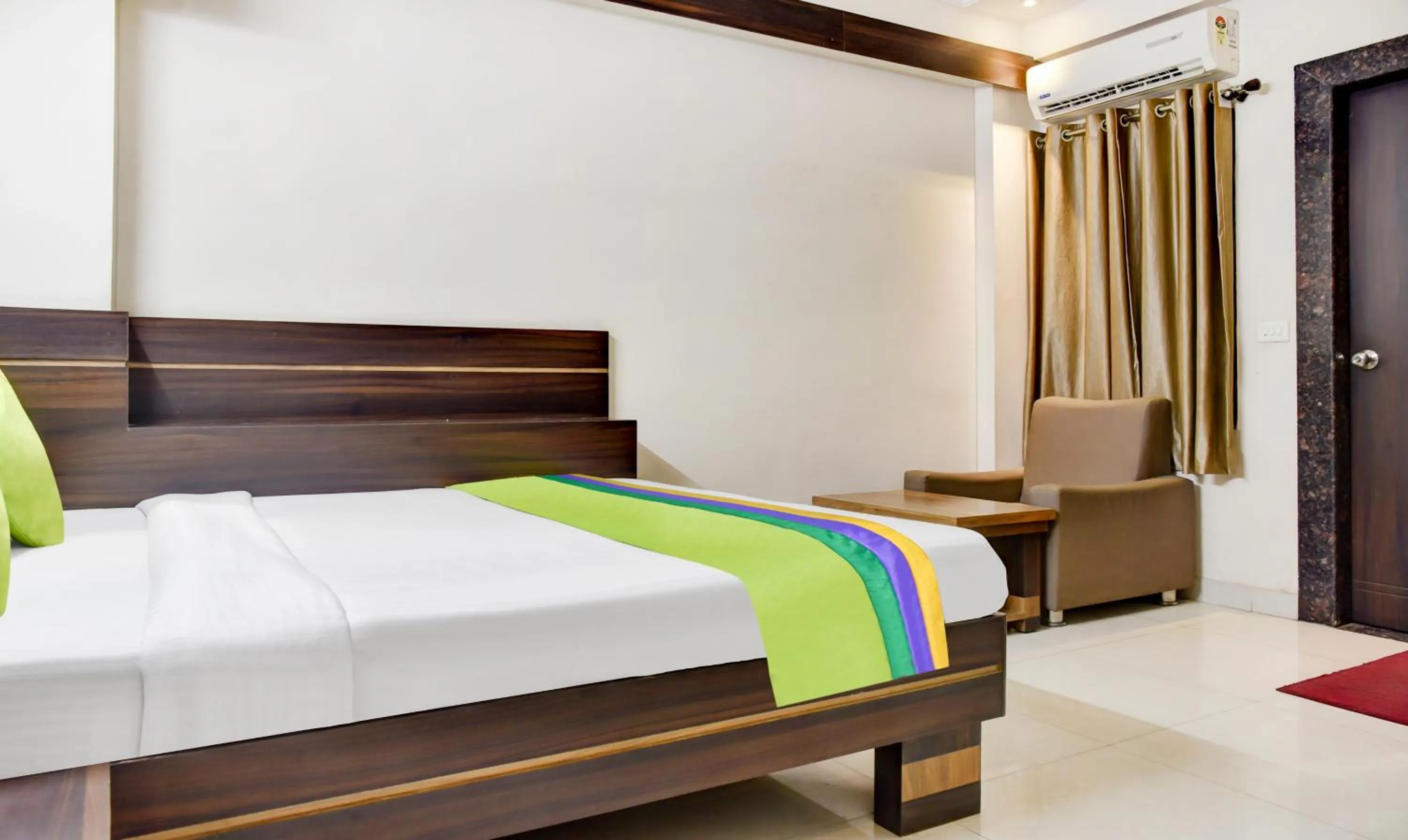 Bedroom, Bed in Treebo Royal Sun Palace MP Nagar Zone 2