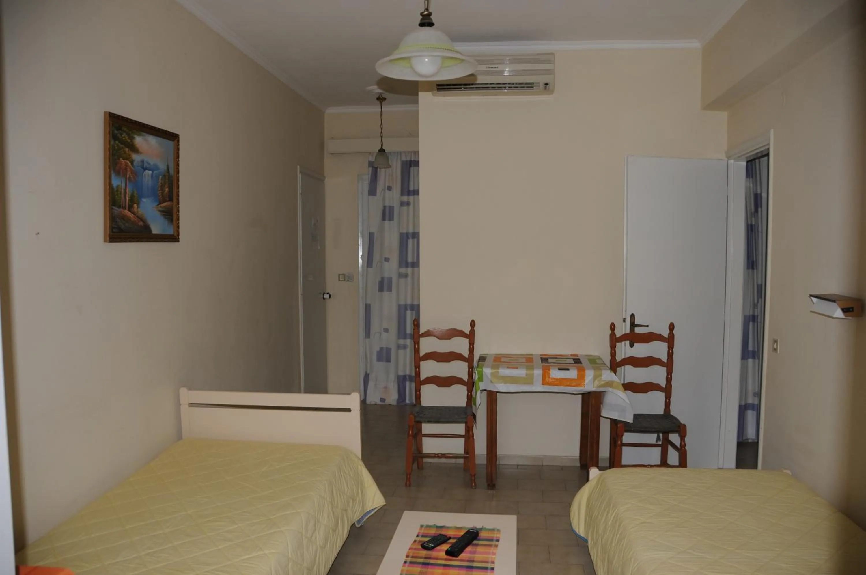 Photo of the whole room, Bed in Vicky's Garden