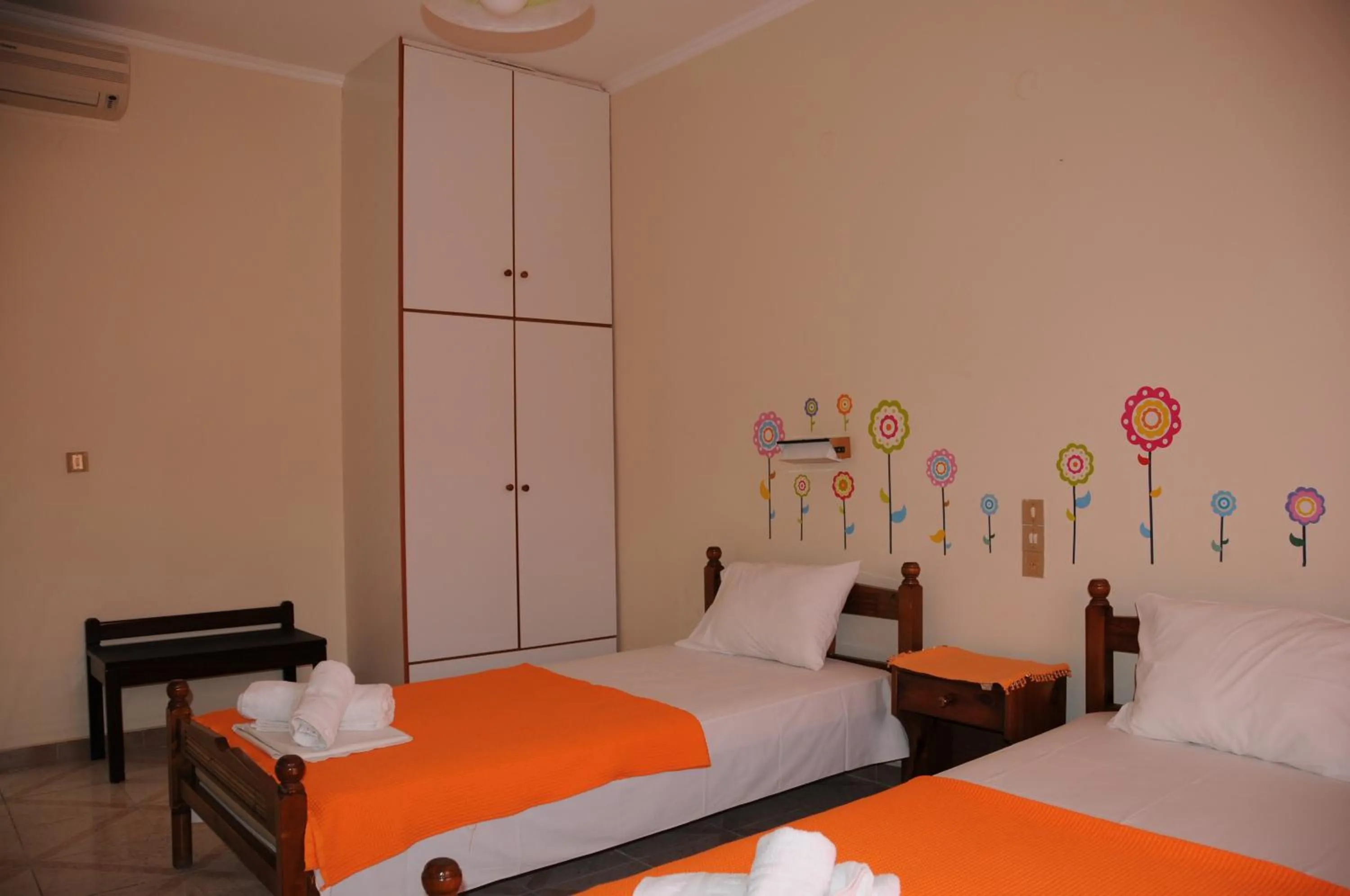 Photo of the whole room, Bed in Vicky's Garden