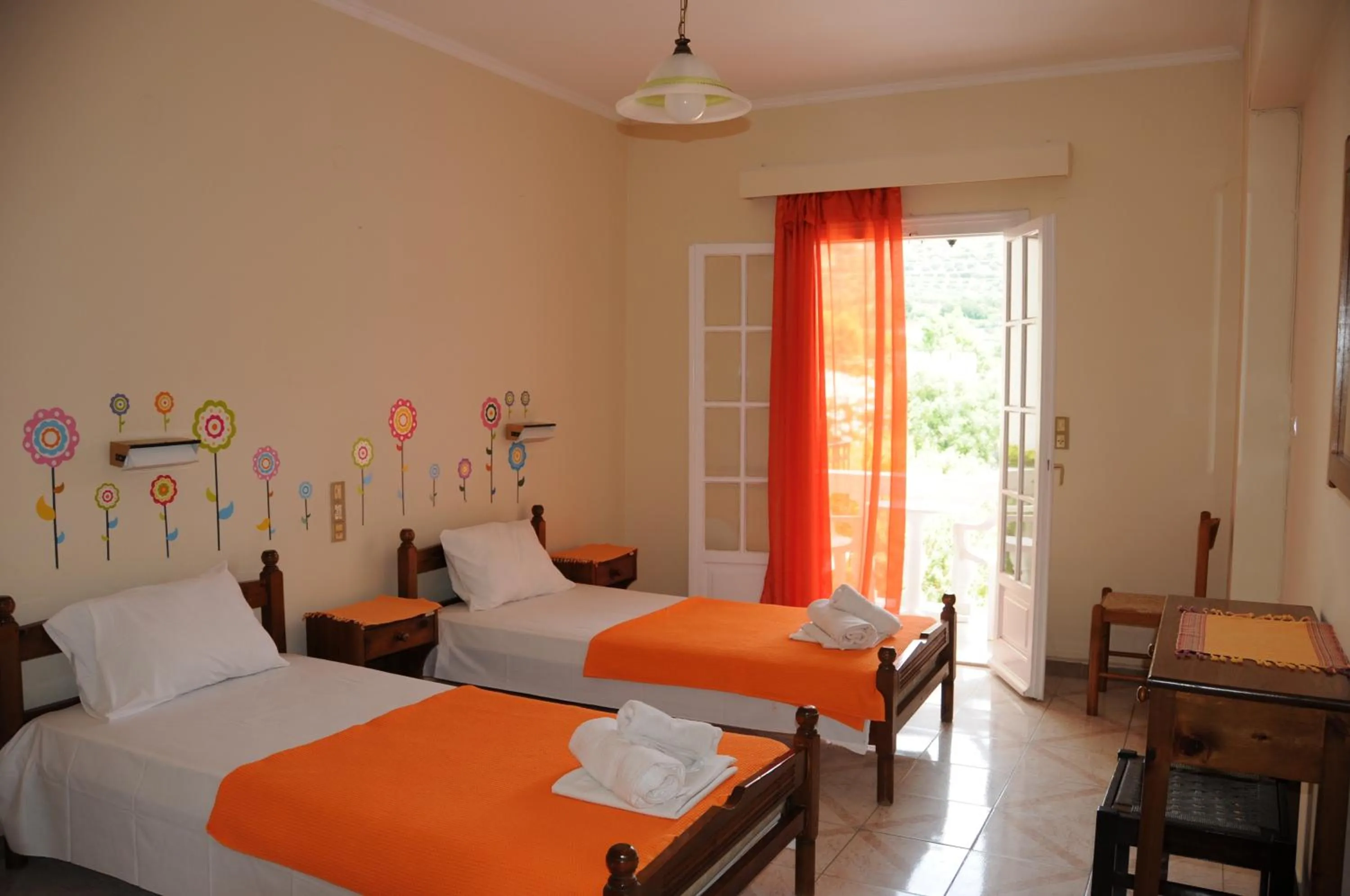 Photo of the whole room, Bed in Vicky's Garden
