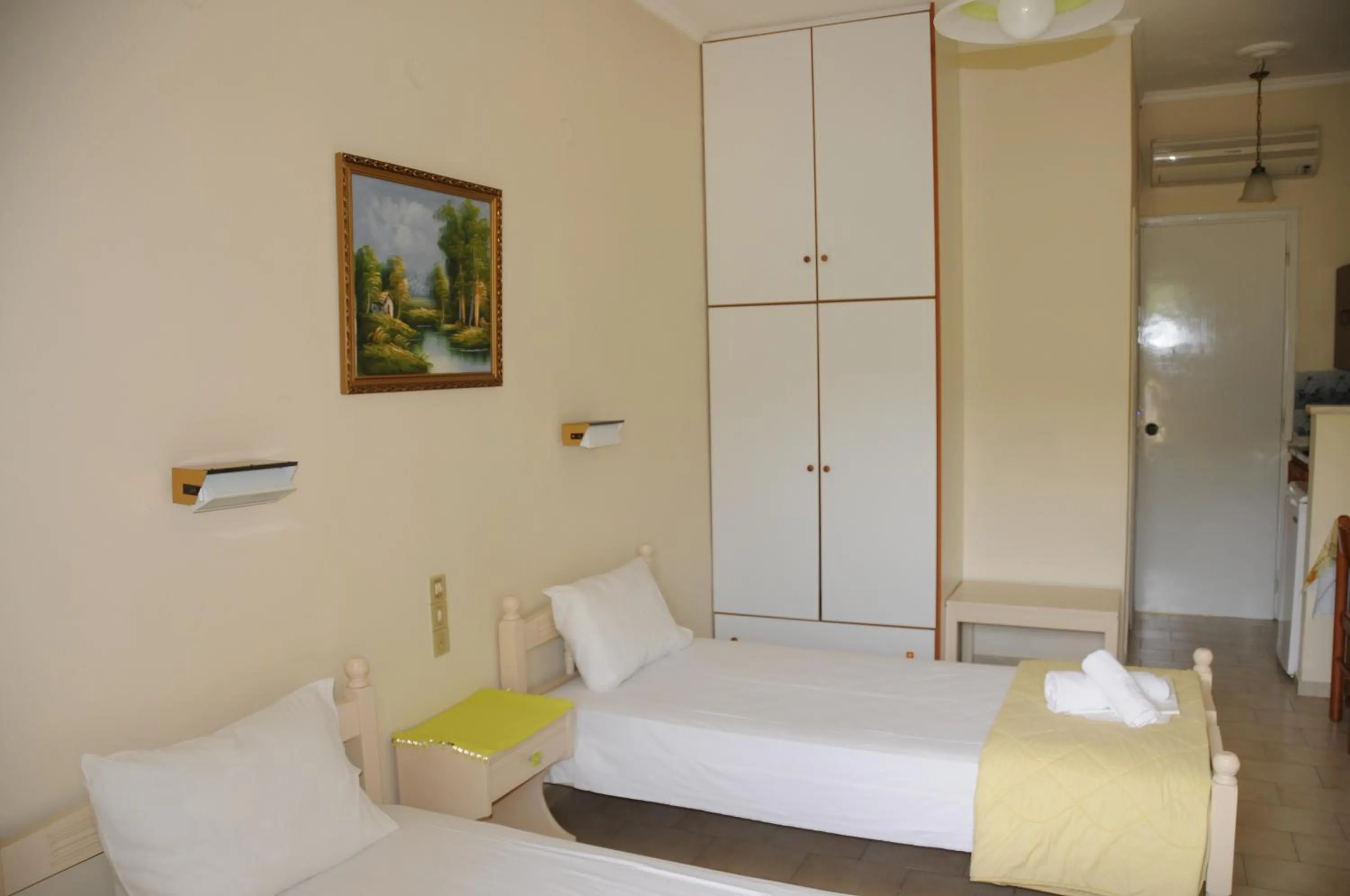 Photo of the whole room, Bed in Vicky's Garden