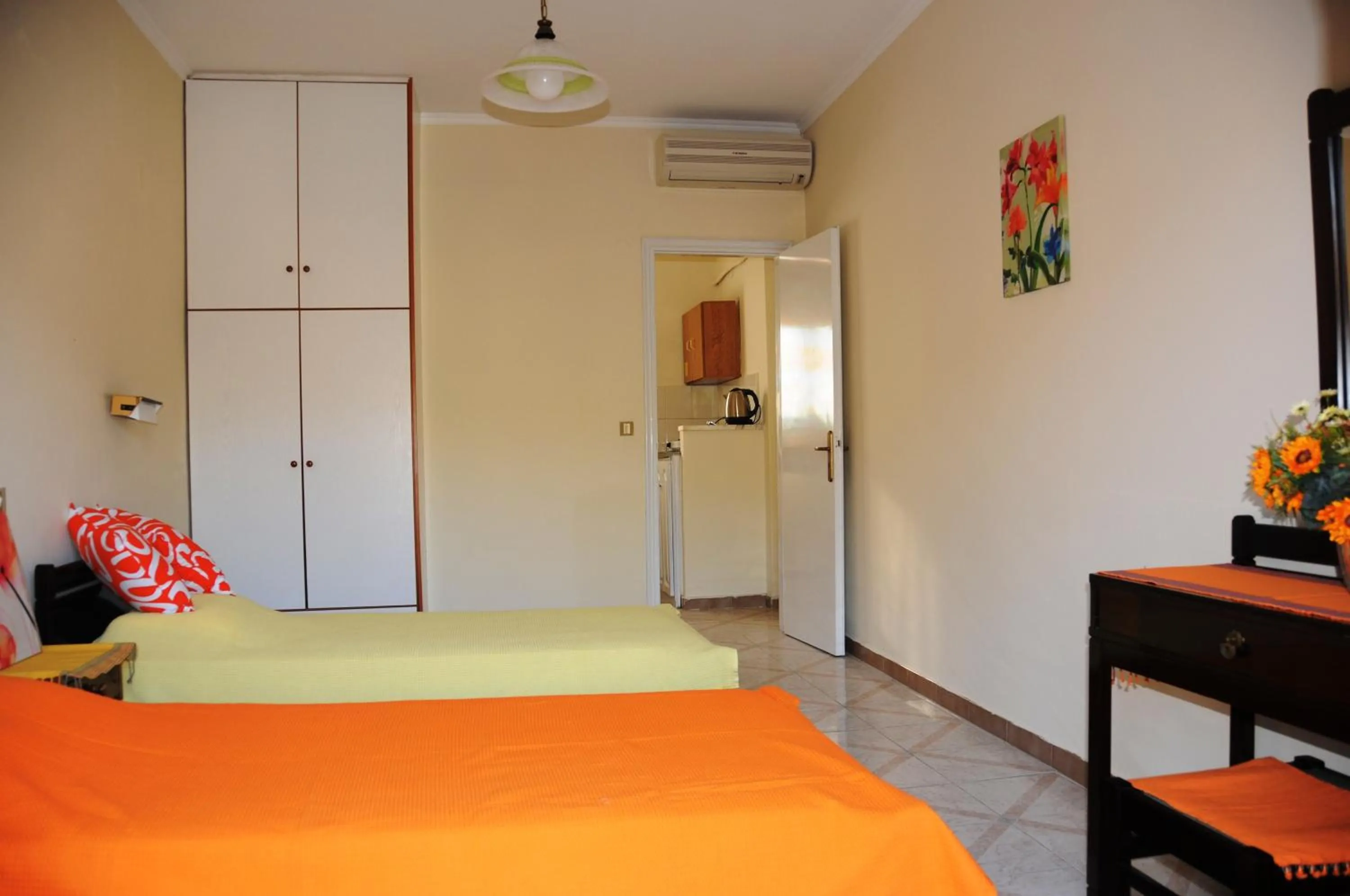Photo of the whole room, Bed in Vicky's Garden