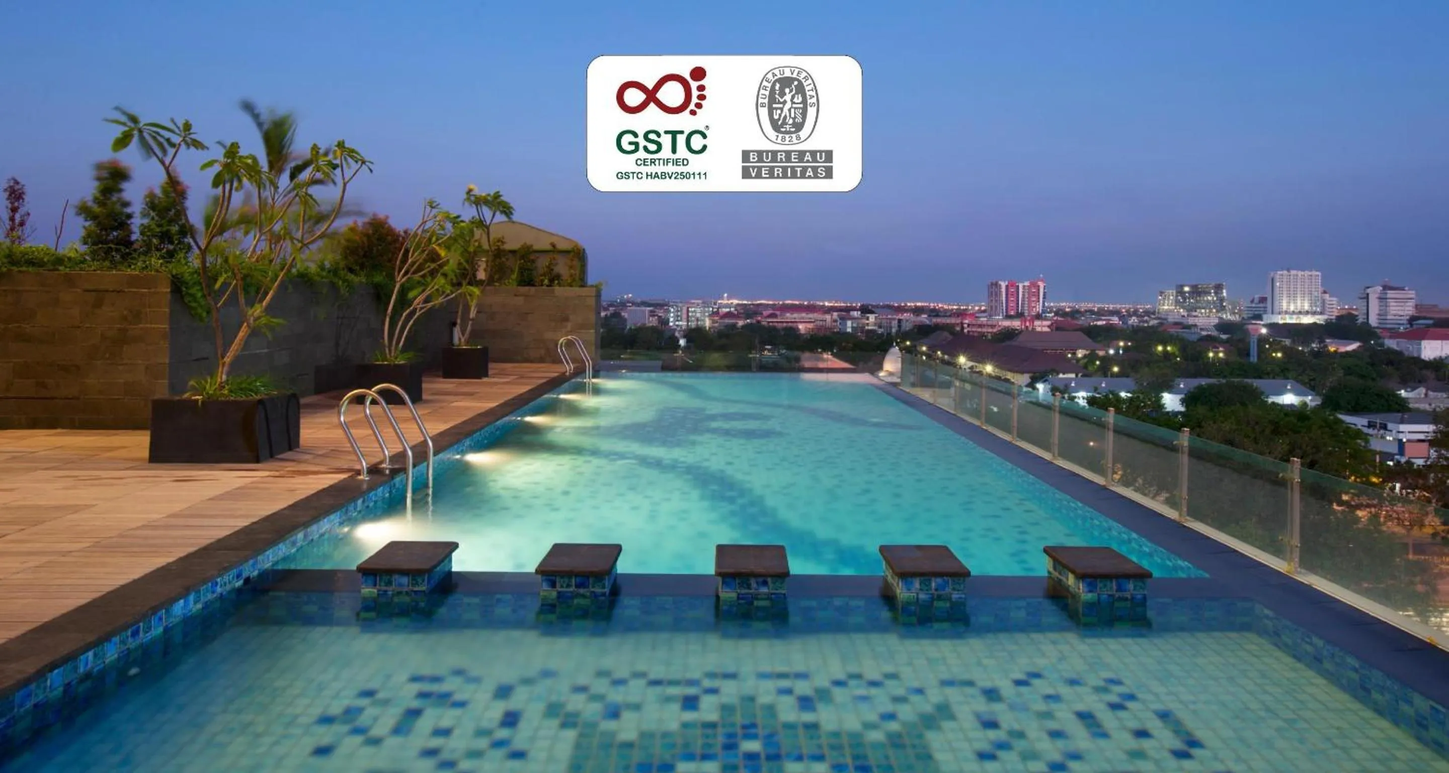 Pool view in Best Western Papilio Hotel