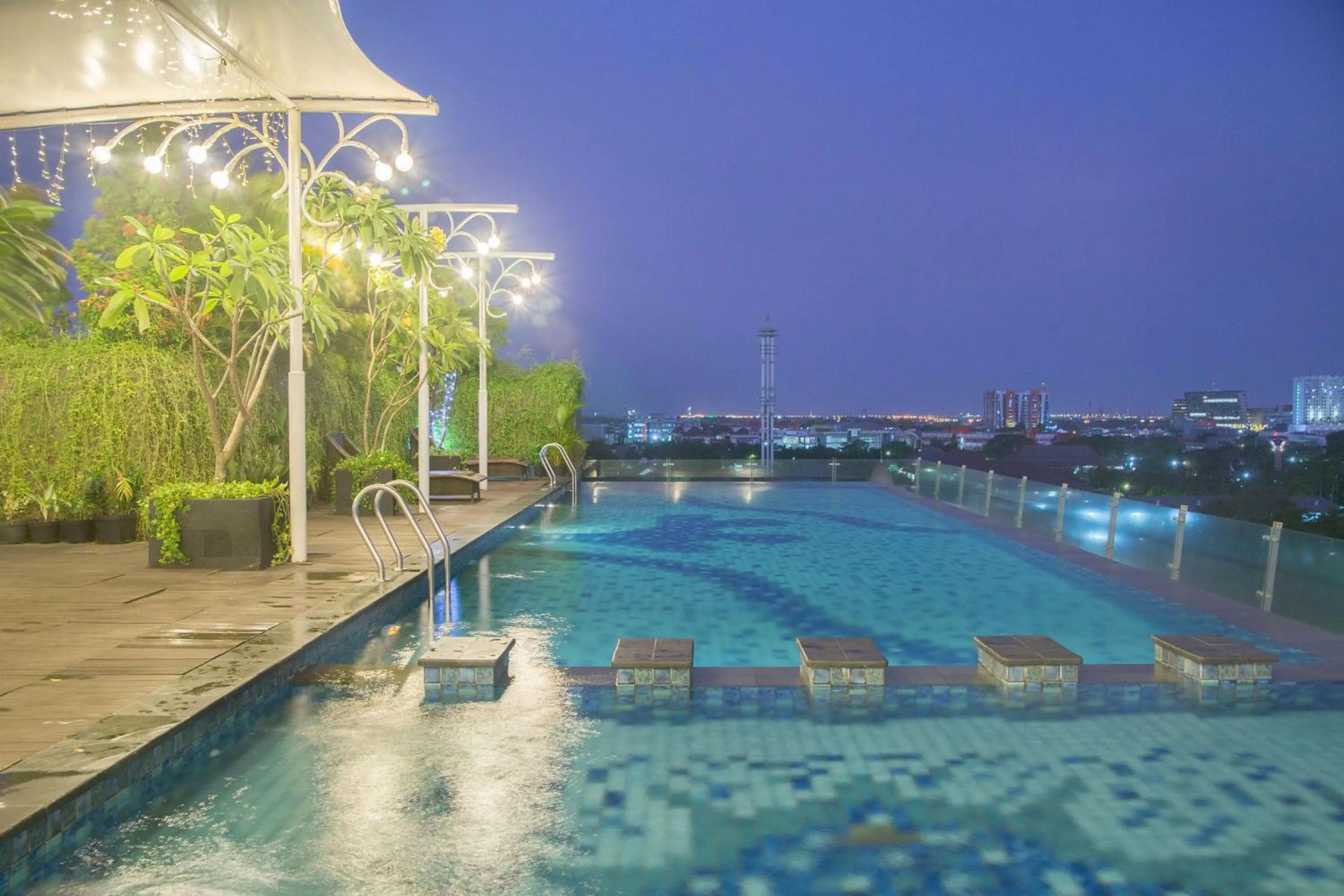 Pool view in Best Western Papilio Hotel