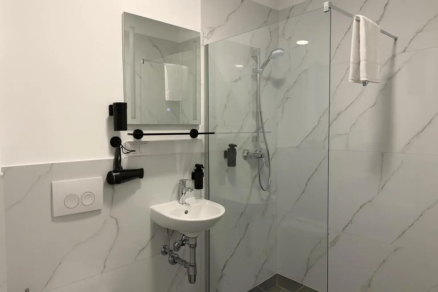 Double or Twin Room in HI Grand City Hotel Double or Twin Room in HI Grand City Hotel
