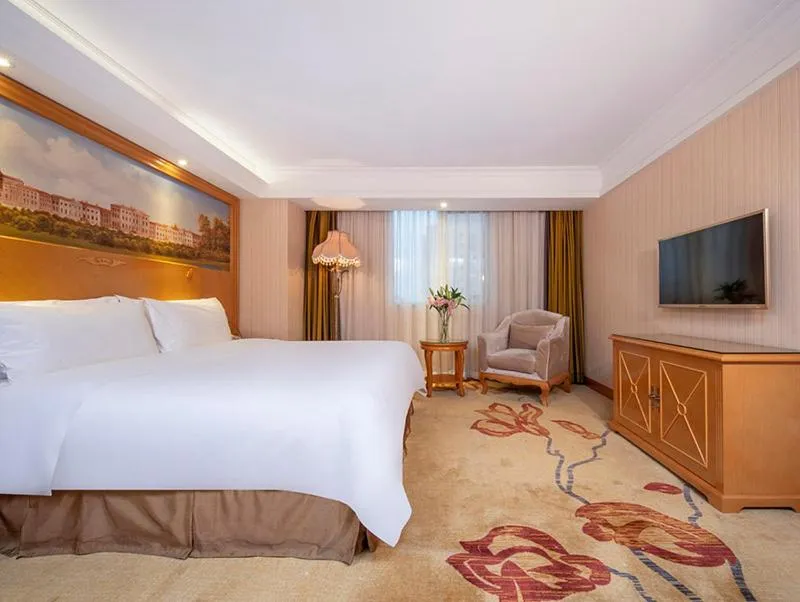 Bed in Vienna International Hotel Beijing GuangAnMen