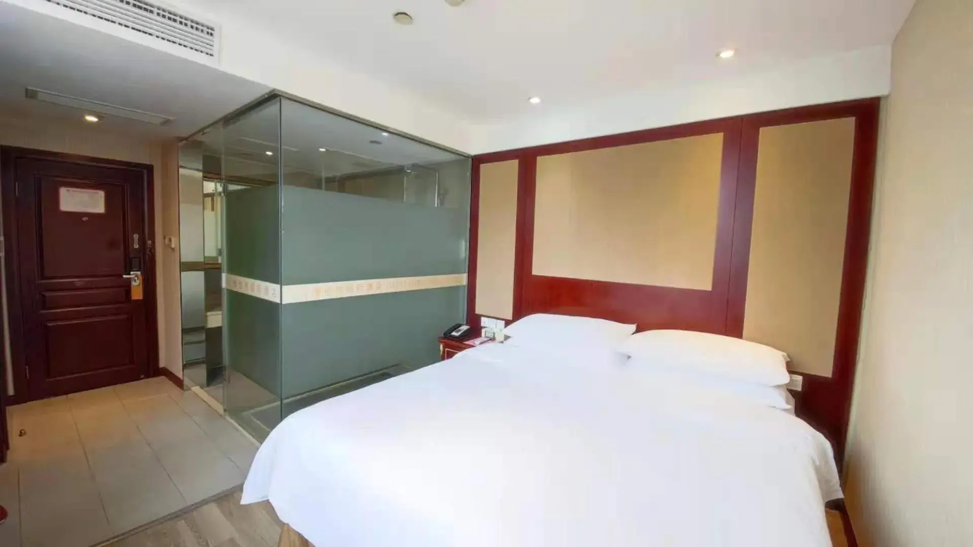 Bed in Vienna International Hotel Shanghai Hongkou Guangyue Road Bed in Vienna International Hotel Shanghai Hongkou Guangyue Road