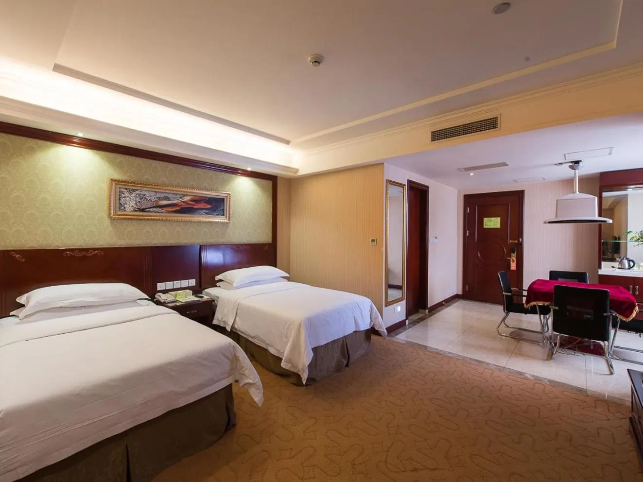 Bed in Vienna Hotel Shanghai Hongqiao Airport Center