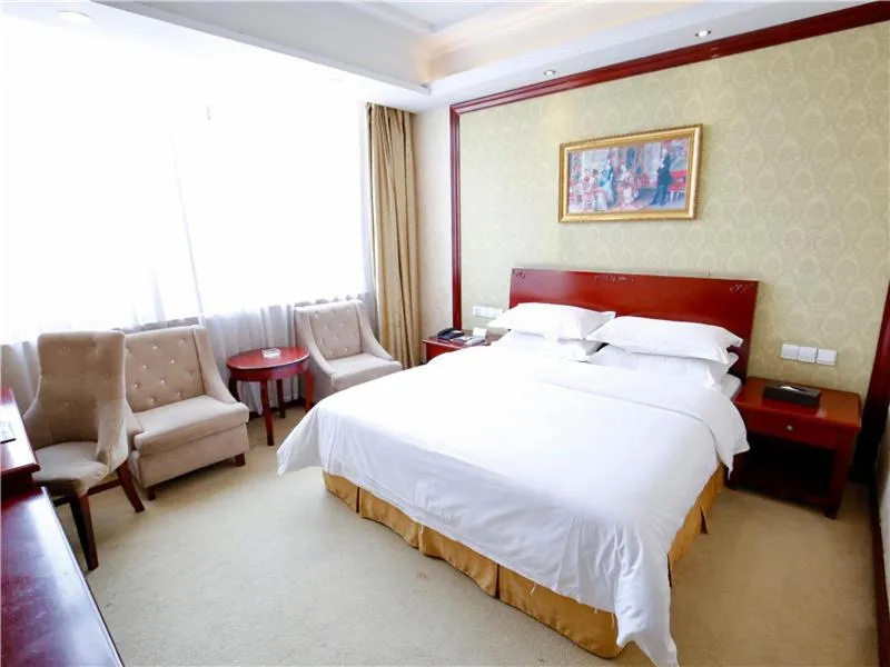 Bed in Vienna Hotel Suzhou Luokou Furniture Store