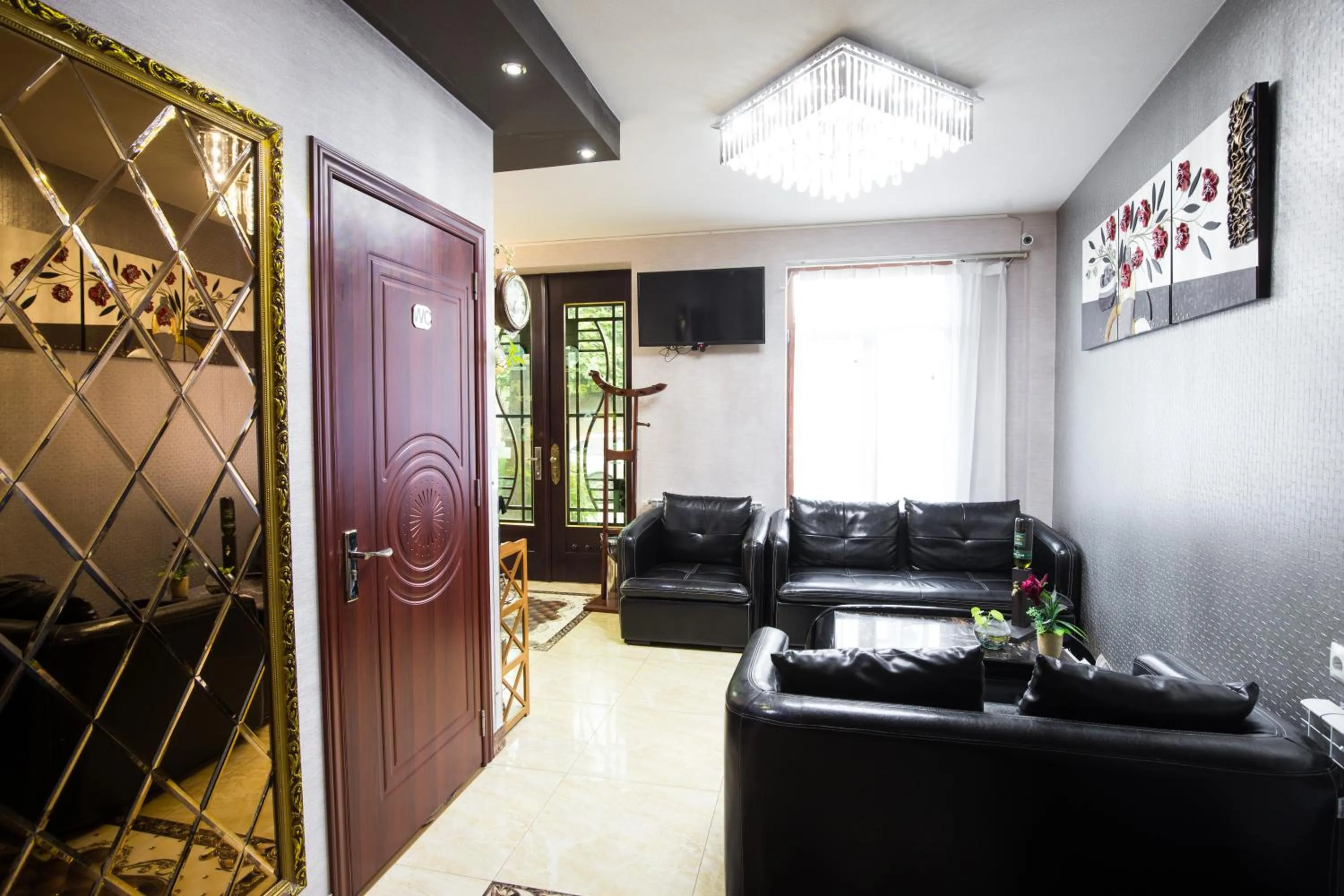 Communal lounge/ TV room in Hotel Garden House