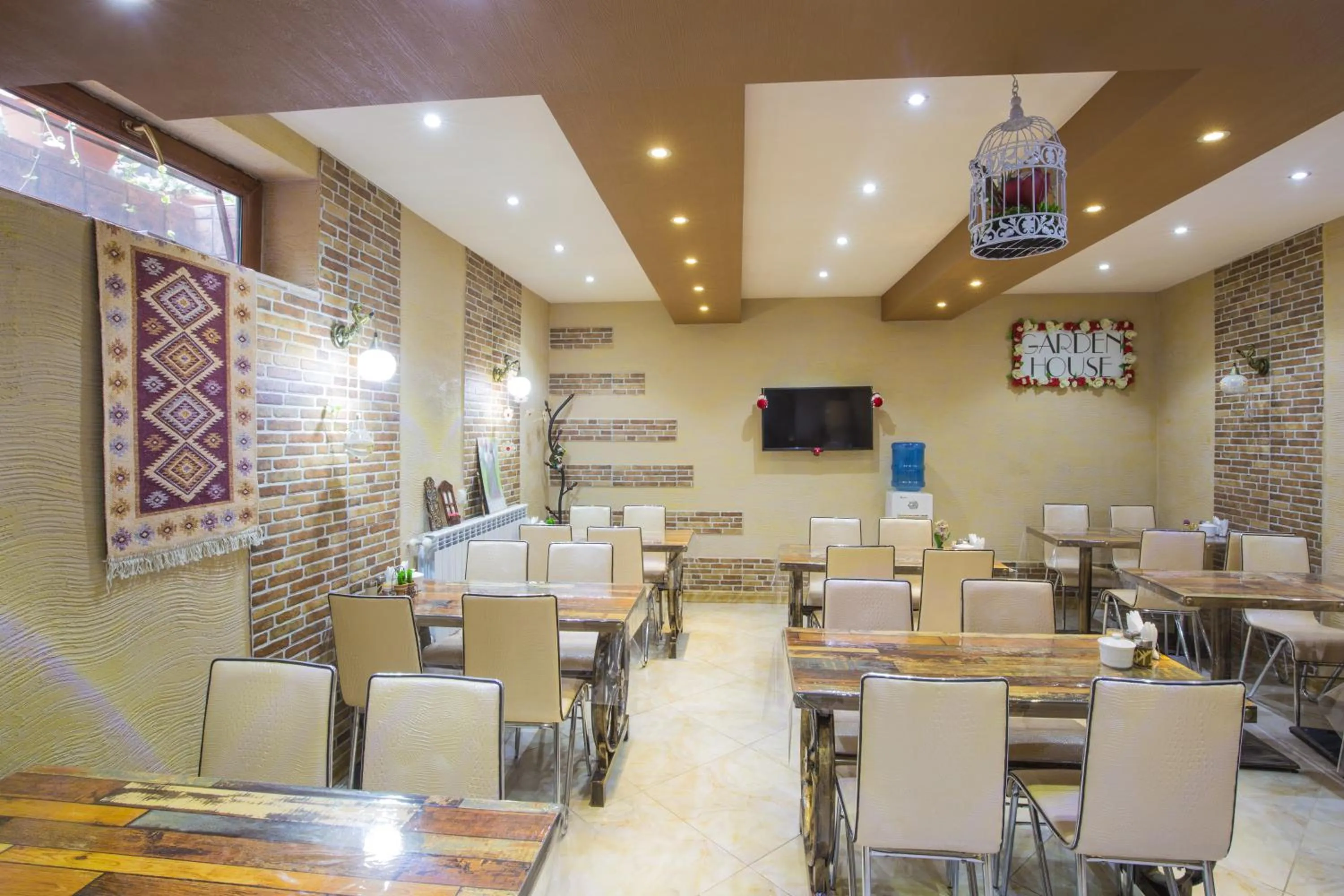 Restaurant/places to eat in Hotel Garden House