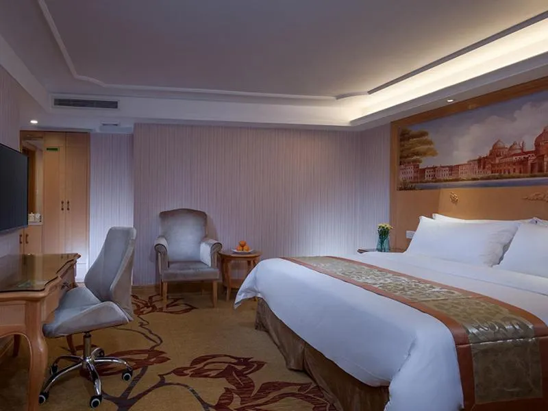 Bed in Vienna International Hotel Shenzhen Jingtian