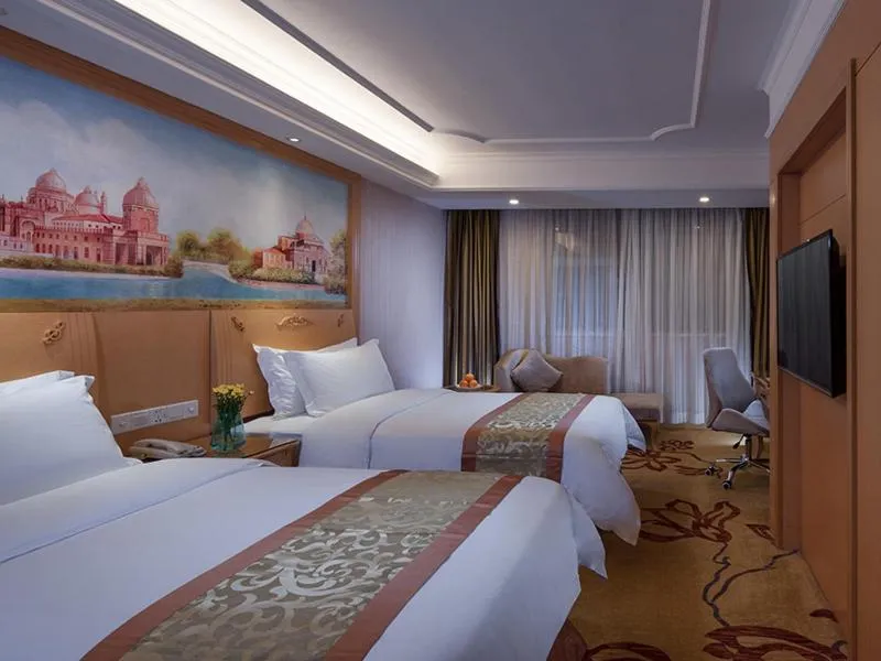 Bed in Vienna International Hotel Shenzhen Jingtian