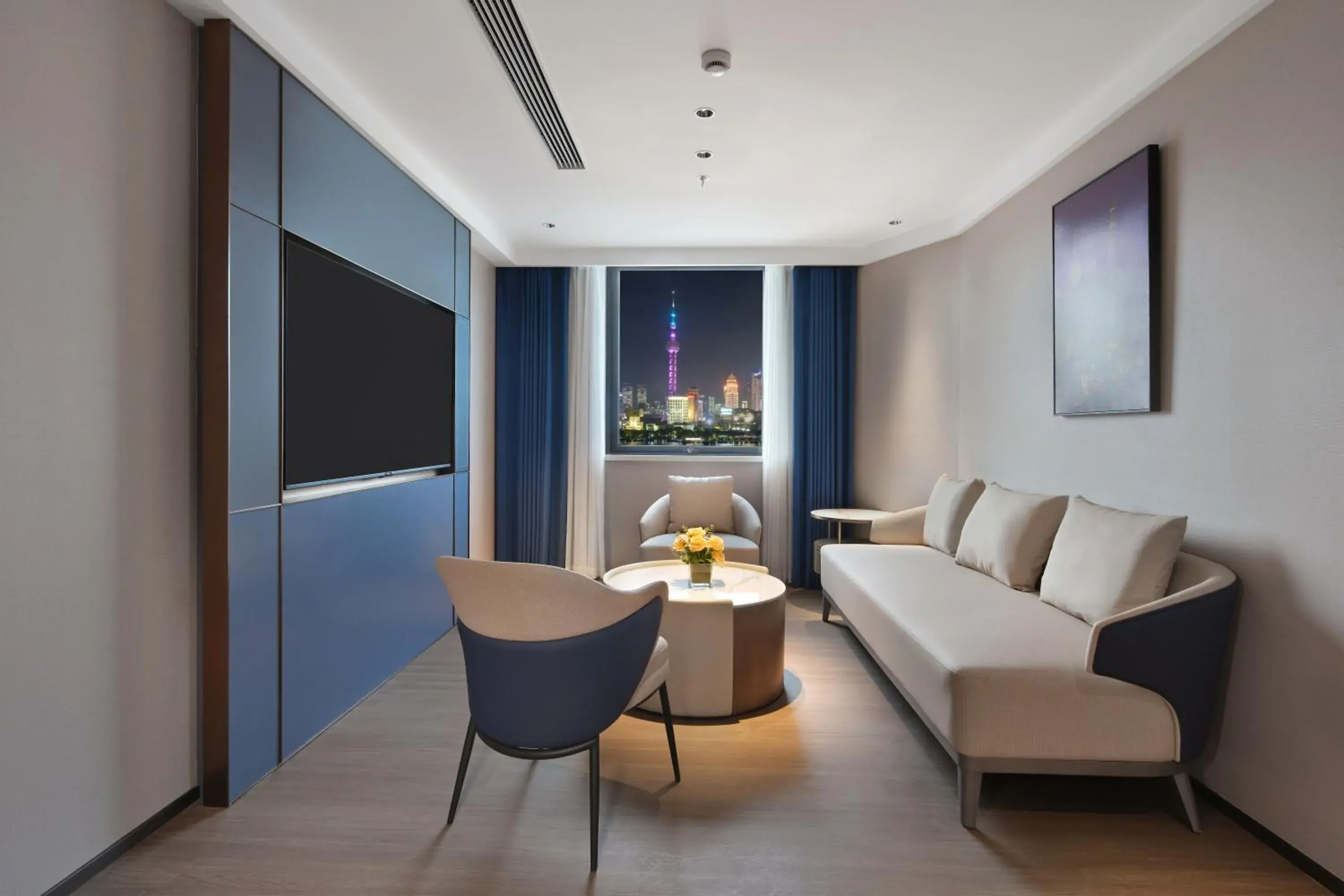 Panoramic view of the Bund, one living room, one bedroom suite in Jinglai Hotel Bushe - Shanghai Nanjing East Road Bund Branch Panoramic view of the Bund, one living room, one bedroom suite in Jinglai Hotel Bushe - Shanghai Nanjing East Road Bund Branch
