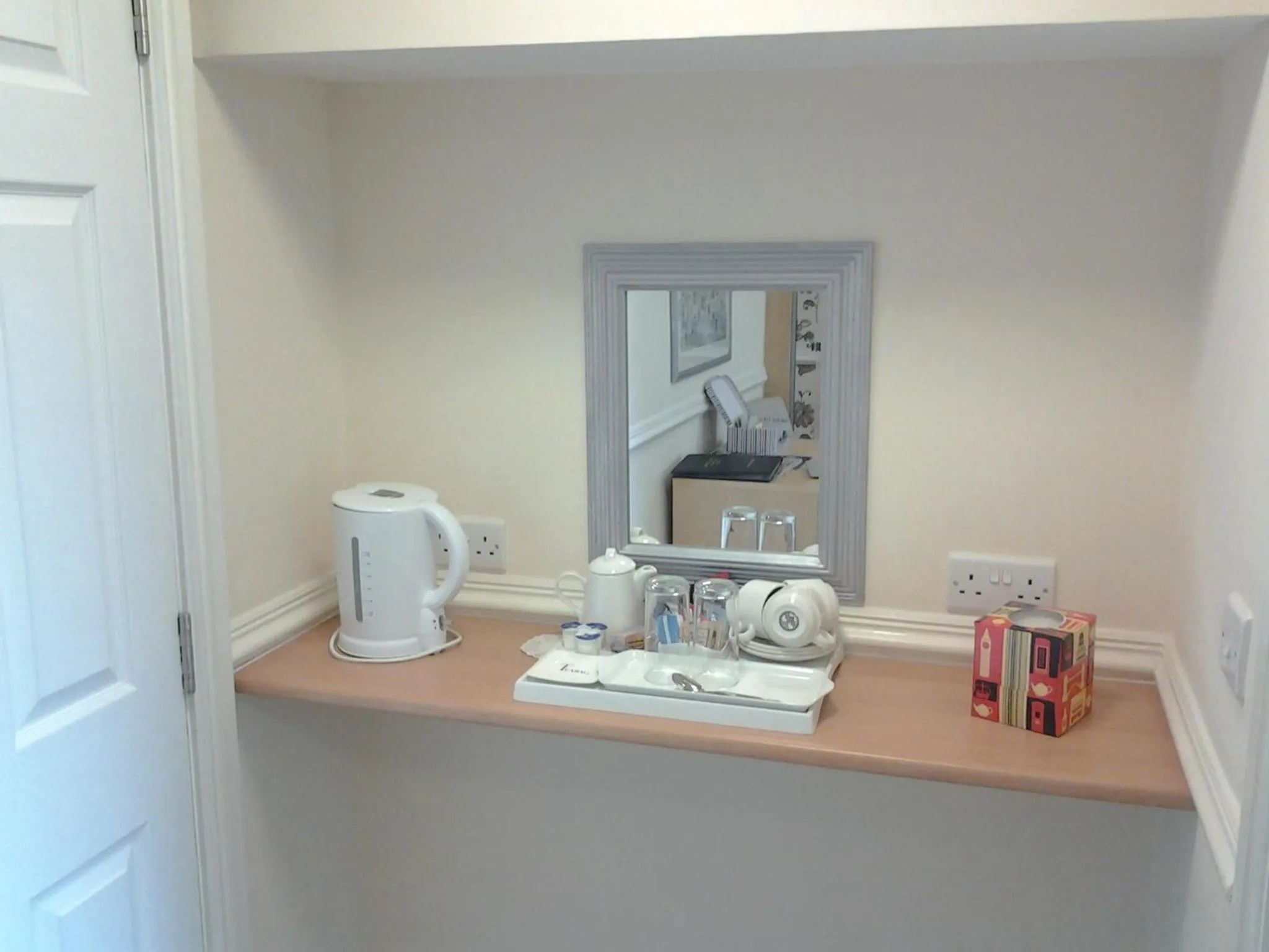 Coffee/tea facilities in Surrey House Hotel