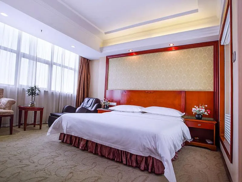 Bed in Vienna International Hotel Shenzhen Songgang Wanzhao Square