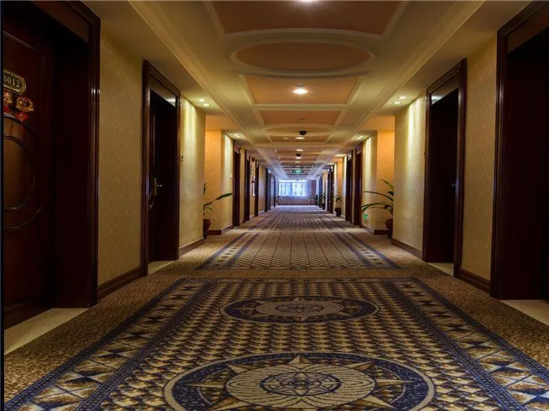 Vienna Hotel in Pinghu Square