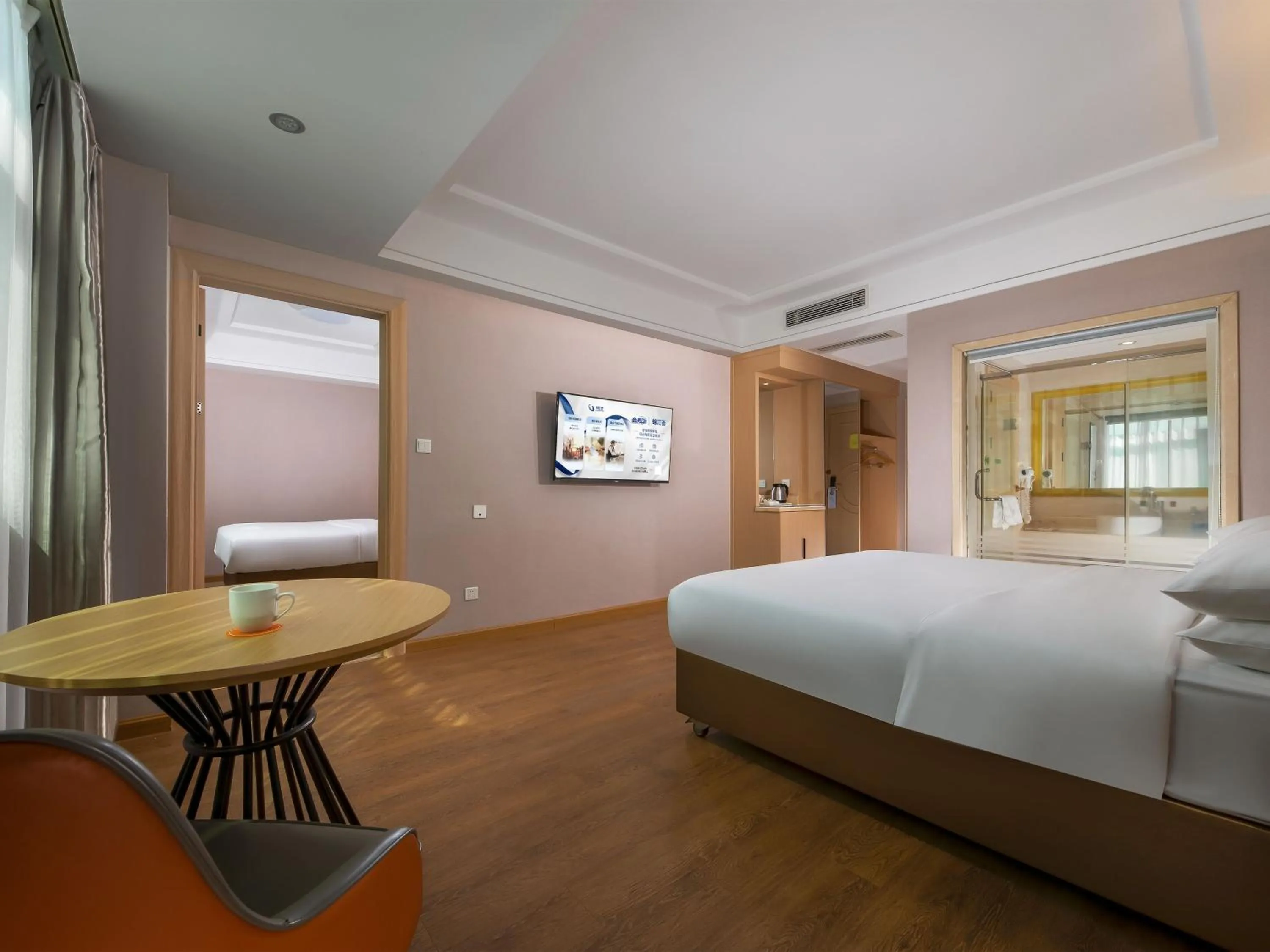 Living room, Bed in Vienna Hotel Shenzhen Henggang Cuihu Shangzhuang