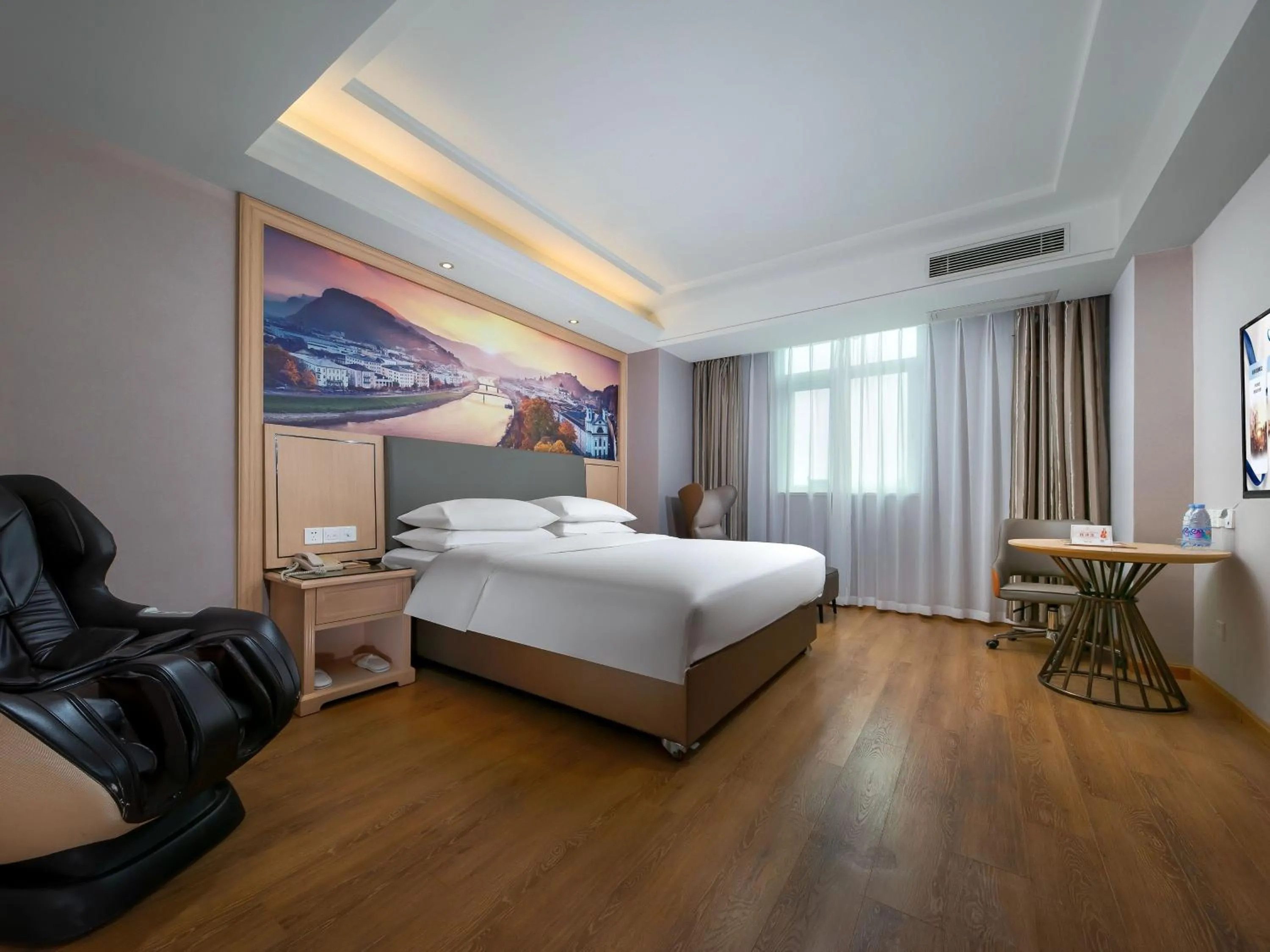 Photo of the whole room, Bed in Vienna Hotel Shenzhen Henggang Cuihu Shangzhuang